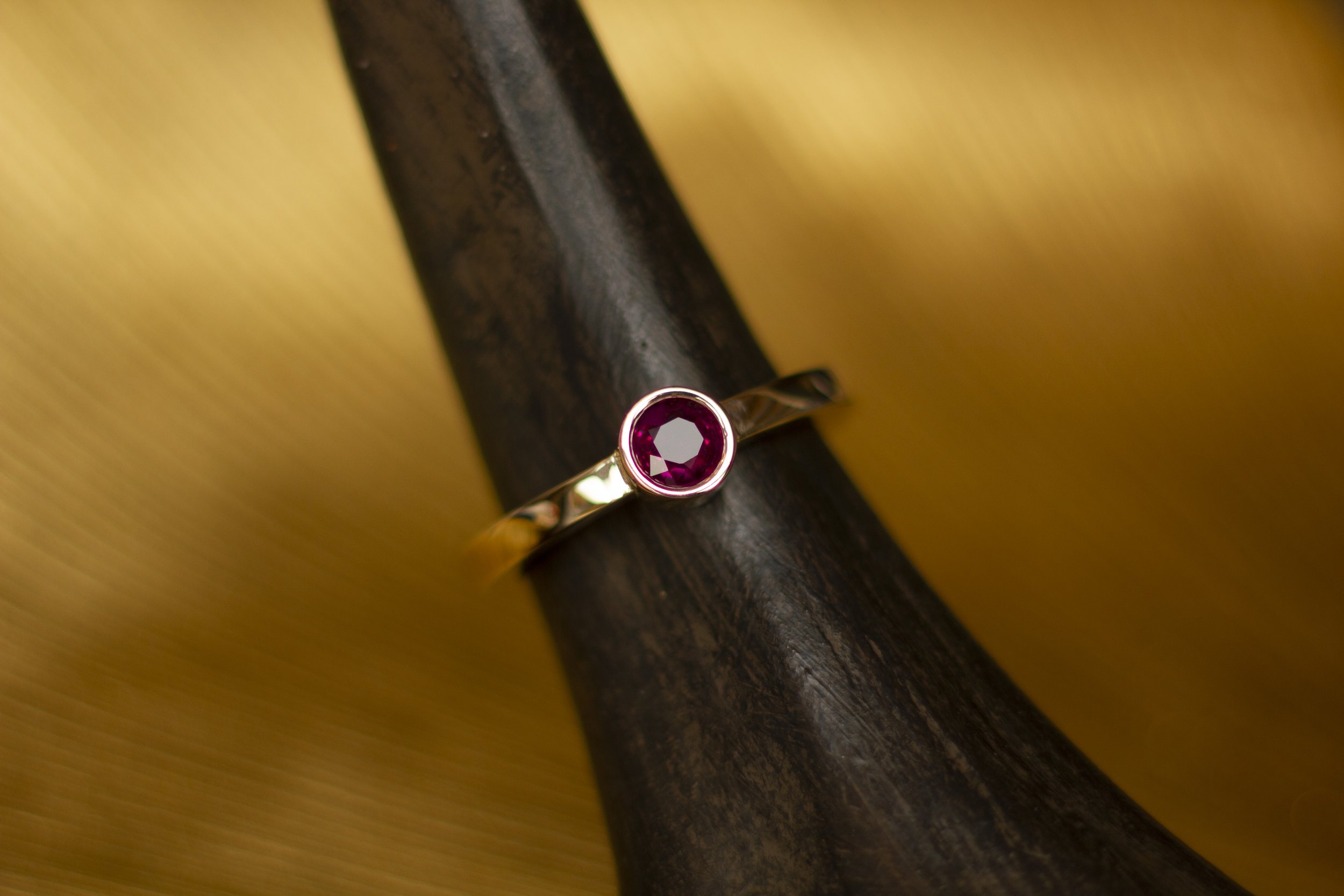 Geelgouden-ring-met-robijn-zorgvuldig-uitgekozen-robijn-met-de-hand-gemaakt-3d-ontworpen