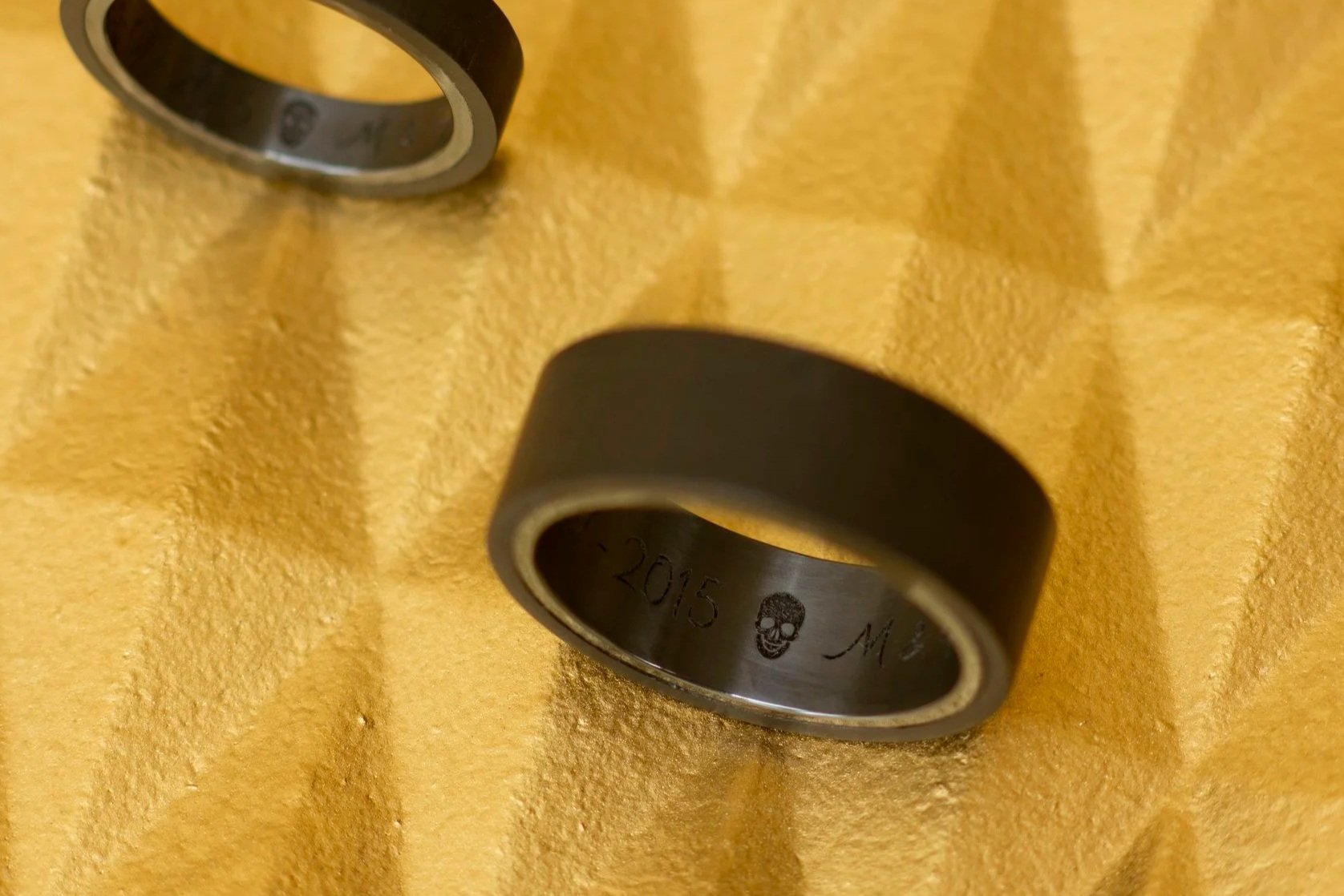 Carbon+ringen%2C+ringen+van+carbon%2C+carbon+trouwringen%2C+trouwringen+gemaakt+van+carbon%2C+Design+ringen%2C+Dutch+design+ringen%2C+Zwarte+ringen%2C+zwarte+trouwringen%2C+6.jpg