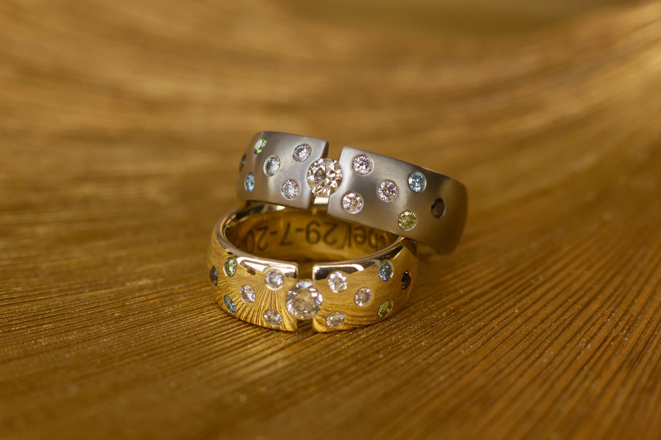 Titanium ring met gekleurde diamanten. Lab diamanten, bijzondere diamanten trouwringen. speciale diamanten trouwringen. unieke diamanten ringen 33-geconverteerd-van-png.webp