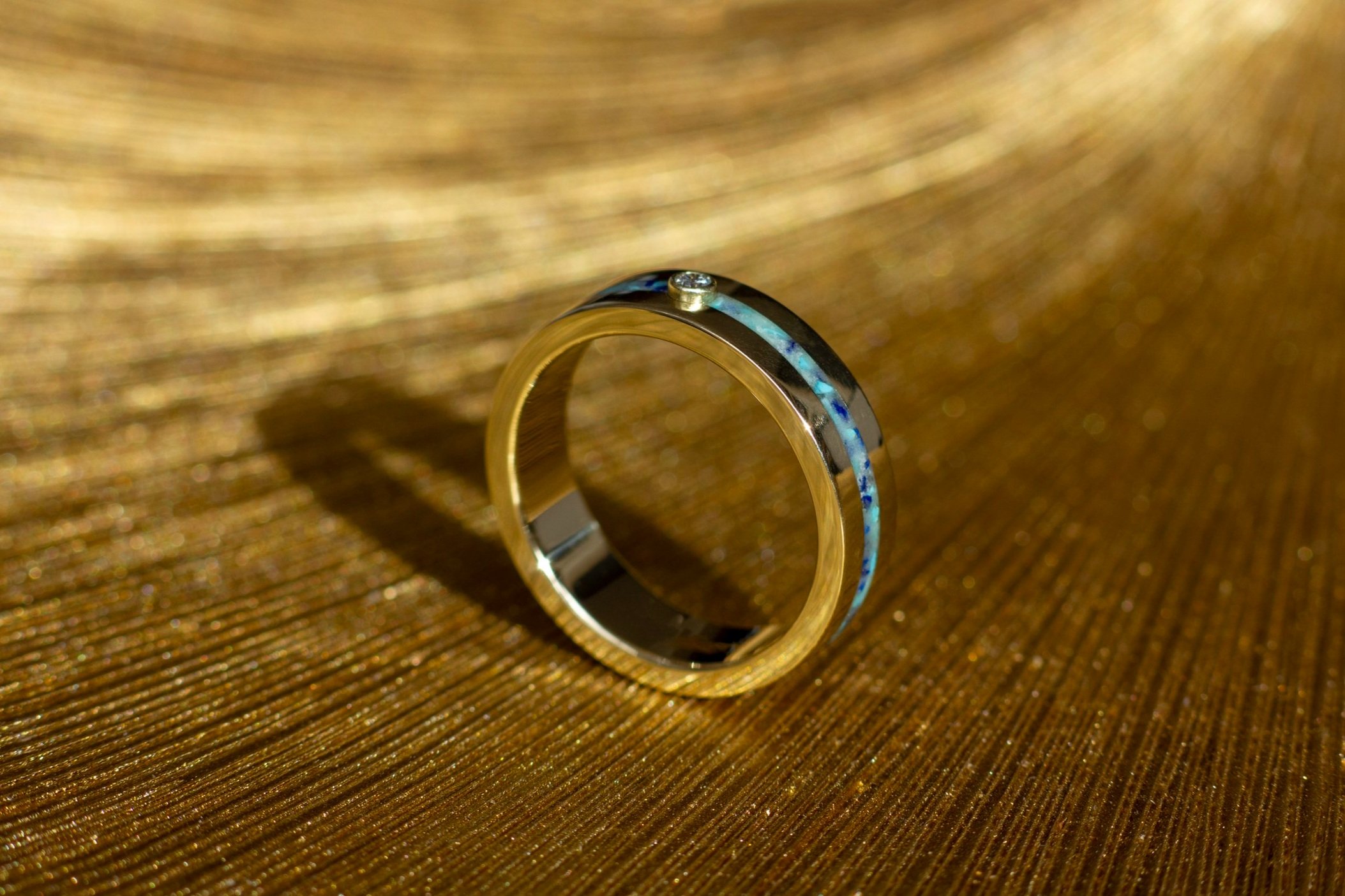 Geelgouden-glow-in-the-dark-ring-Glow-in-the-dark-trouwringen-lichtgevende-trouwringen-bijzonder-unieke-trouwringen-speciale-trouwringen-andere-trouwringen-design-trouwringen-8