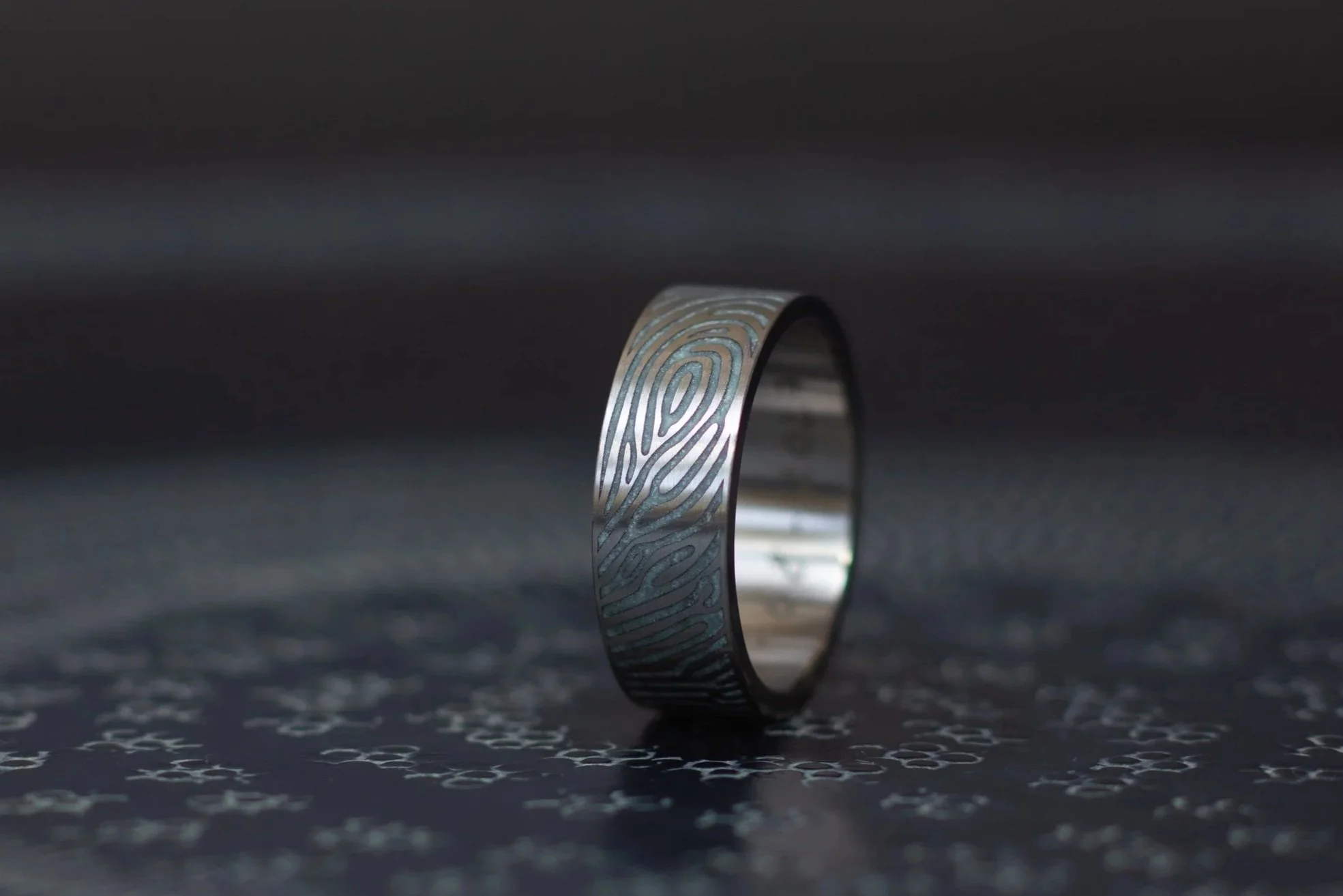 Glow+in+the+dark+ring%2C+titanium+ring+met+vingerafdruk%2C+vingerafdruk+glow+in+the+dark+ring+228811.jpg