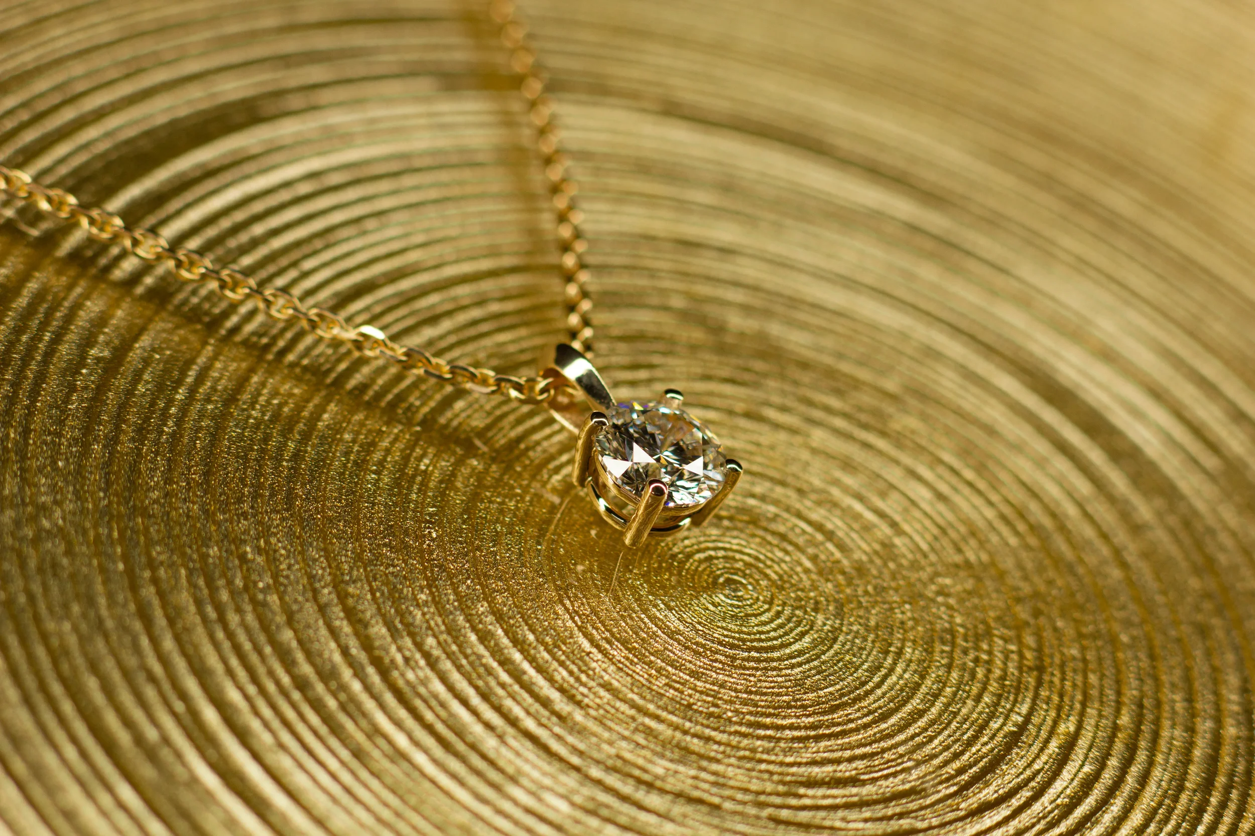 solitair hanger geelgoud met 2.5 ct diamant. Lab diamant. Custom made. Met de handgemaakte solitair hanger. Exclusief speciaal bijzondere lab diamant. Diamanten hangers. Diamanten hanger 3322.webp