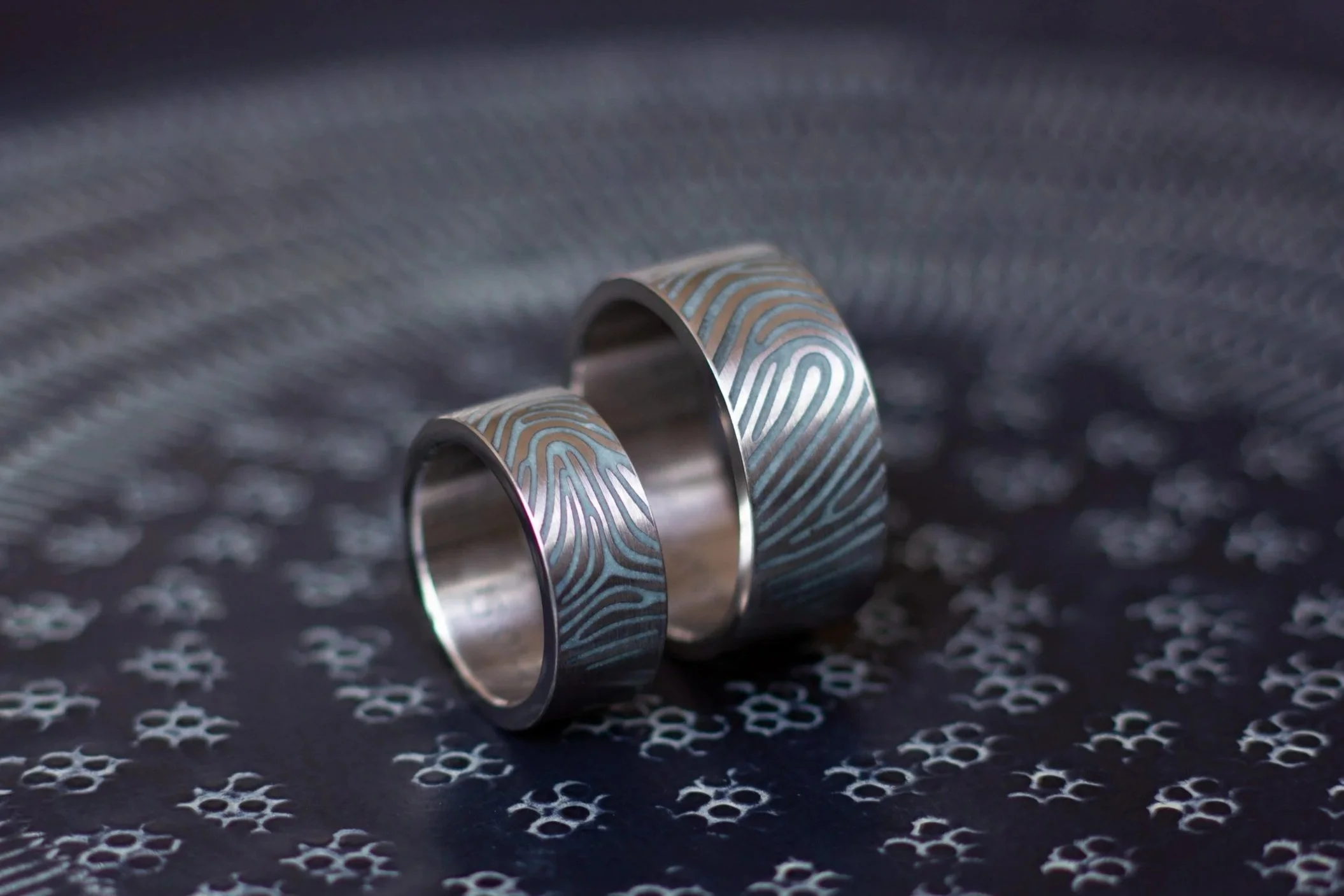 Glow-in-the-dark trouwringen, lichtgevende trouwringen, ringen met vingerafdruk en licht, glow-in-the-dark vingerafdrukringen 88