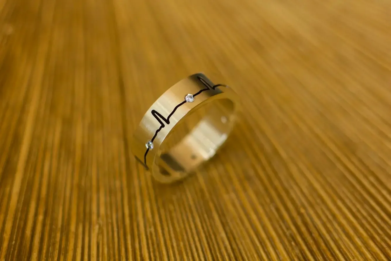 Geelgouden hartslag ringen, ringen met hartslag, ECG ringen, trouwringen met hartslag, ECG trouwringen 1122-.webp