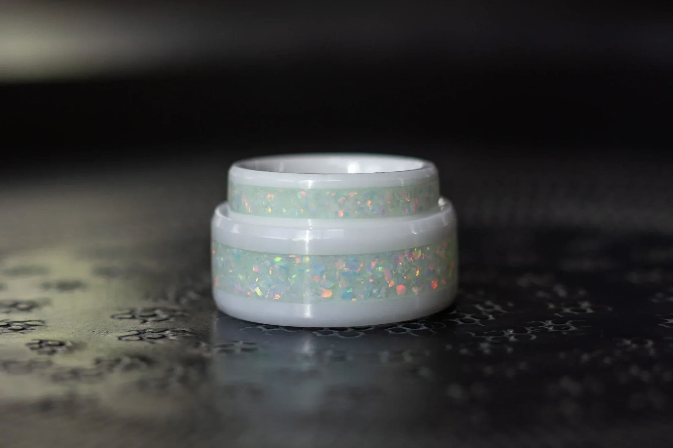 Keramische+Glow+in+the+Dark+Ringen+met+Synthetisch+Opaal+22.webp