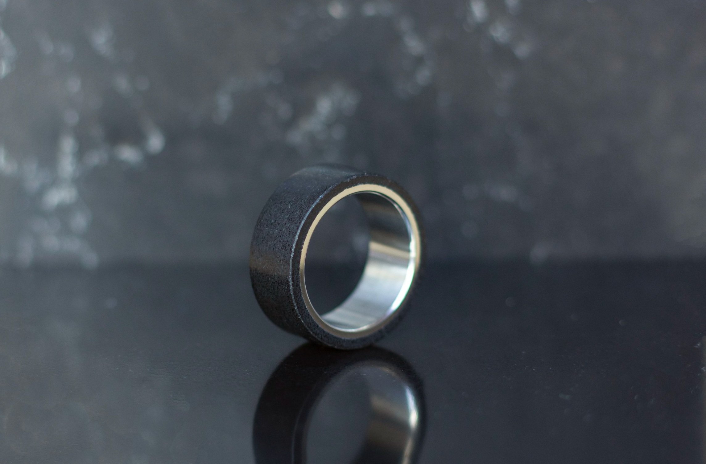 Zwart kwarts-composiet-ringen-tijdloos-elegant-duurzaam-vakmanschap-modern-design-luxe-sieraden
