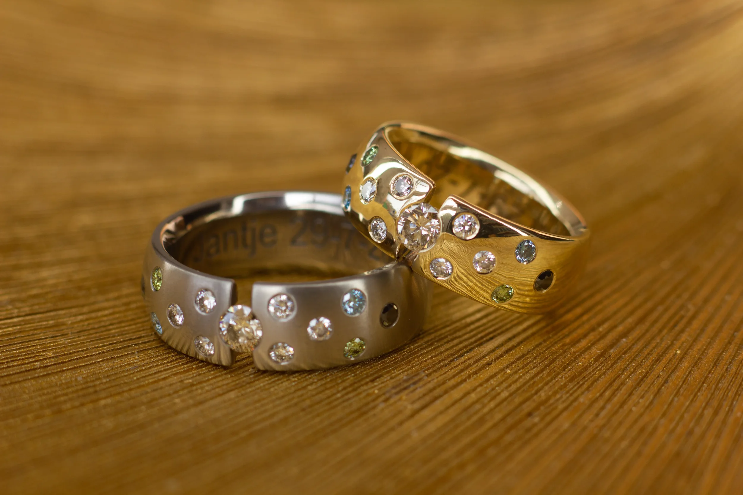 gouden ring met gekleurde diamanten. Lab diamanten, bijzondere diamanten trouwringen. speciale diamanten trouwringen. unieke diamanten ringen 3311-geconverteerd-van-png.webp