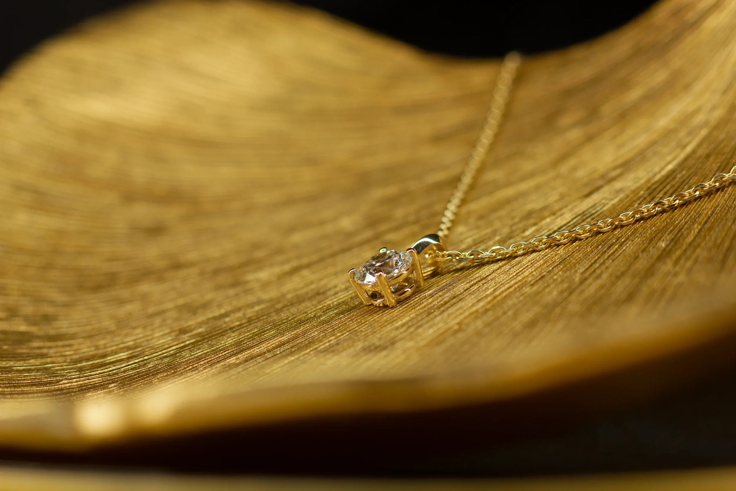 solitair hanger geelgoud met 2.5 ct diamant. Lab diamant. Custom made. Met de handgemaakte solitair hanger. Exclusief speciaal bijzondere lab diamant. Diamanten hangers. Diamanten hanger 11.webp