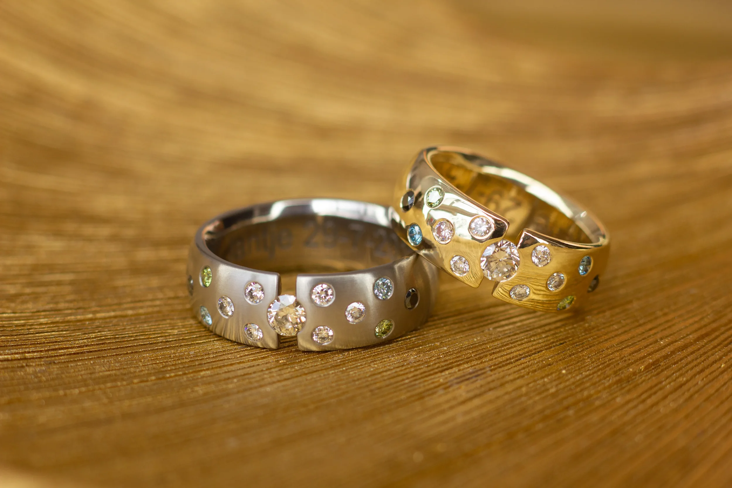 Titanium ring met gekleurde diamanten. Lab diamanten, bijzondere diamanten trouwringen. speciale diamanten trouwringen. unieke diamanten ringen 1133-geconverteerd-van-png.webp