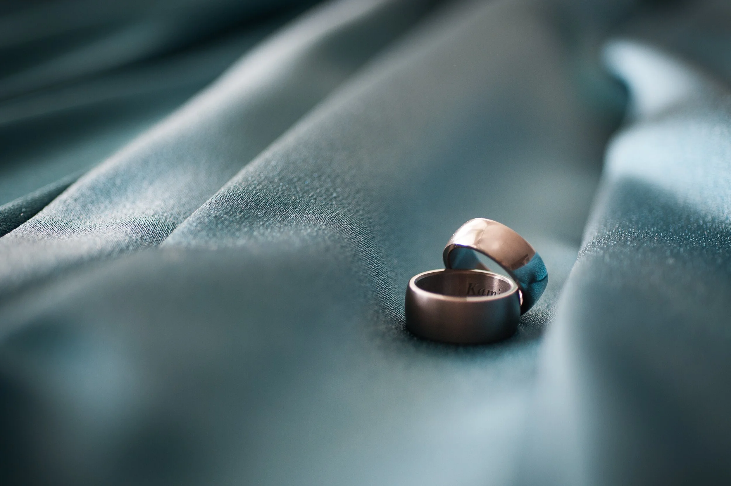 Bekijk deze trouwfoto waarop het bruidspaar hun unieke vingerafdrukringen bewondert, vervaardigd door [Uw Bedrijfsnaam]. Onze handgemaakte ringen, met de vingerafdruk van uw partner, symboliseren de bijzondere band die u deelt. Als specialist in gepe