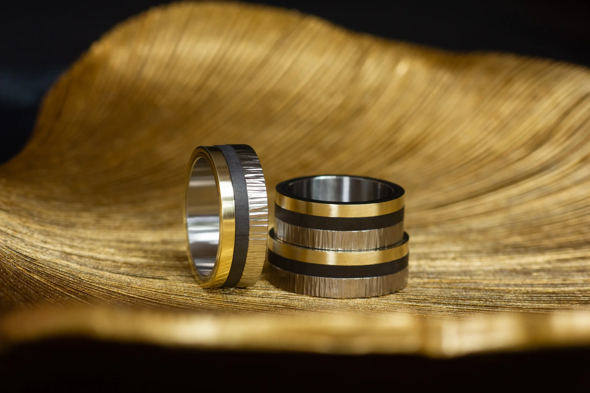 hamerslag ring, Titanium ringen, carbon ringen, design sieraden, unieke trouwringen, bijzondere trouwringen, persoonlijk ringen, geelgouden trouwringen. 1122.webp