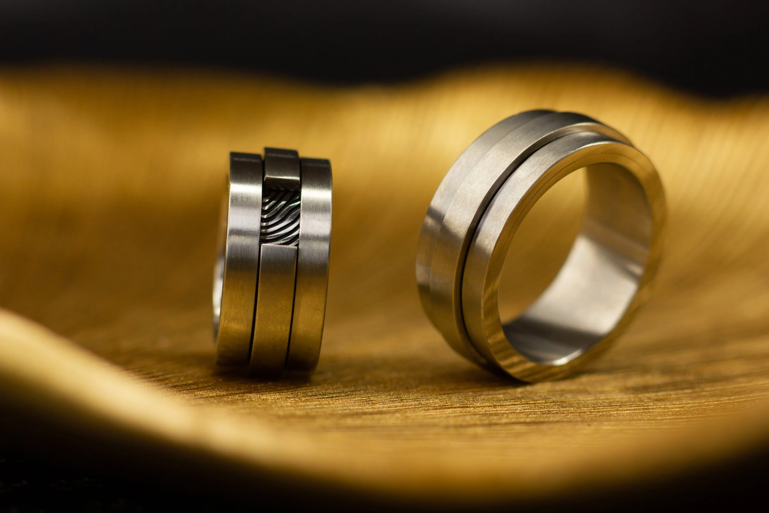 Titanium draai ring. Titanium design ring. Titanium trouwringen. Design trouwringen, Vingerafdruk ringen. bijzonderen vingerafdruk ringen. 11 33.jpg
