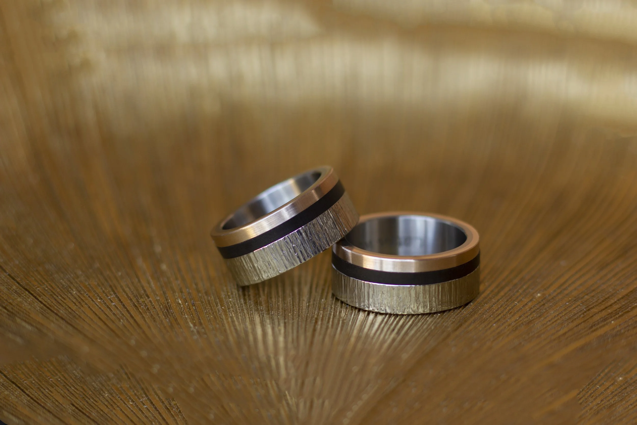 Hamerslag titanium ringen – met carbon band – en hazelnootgoud buitenzijde – uniek handgemaakt – modern en stoer ontwerp – perfecte trouwringen2288.jpg
