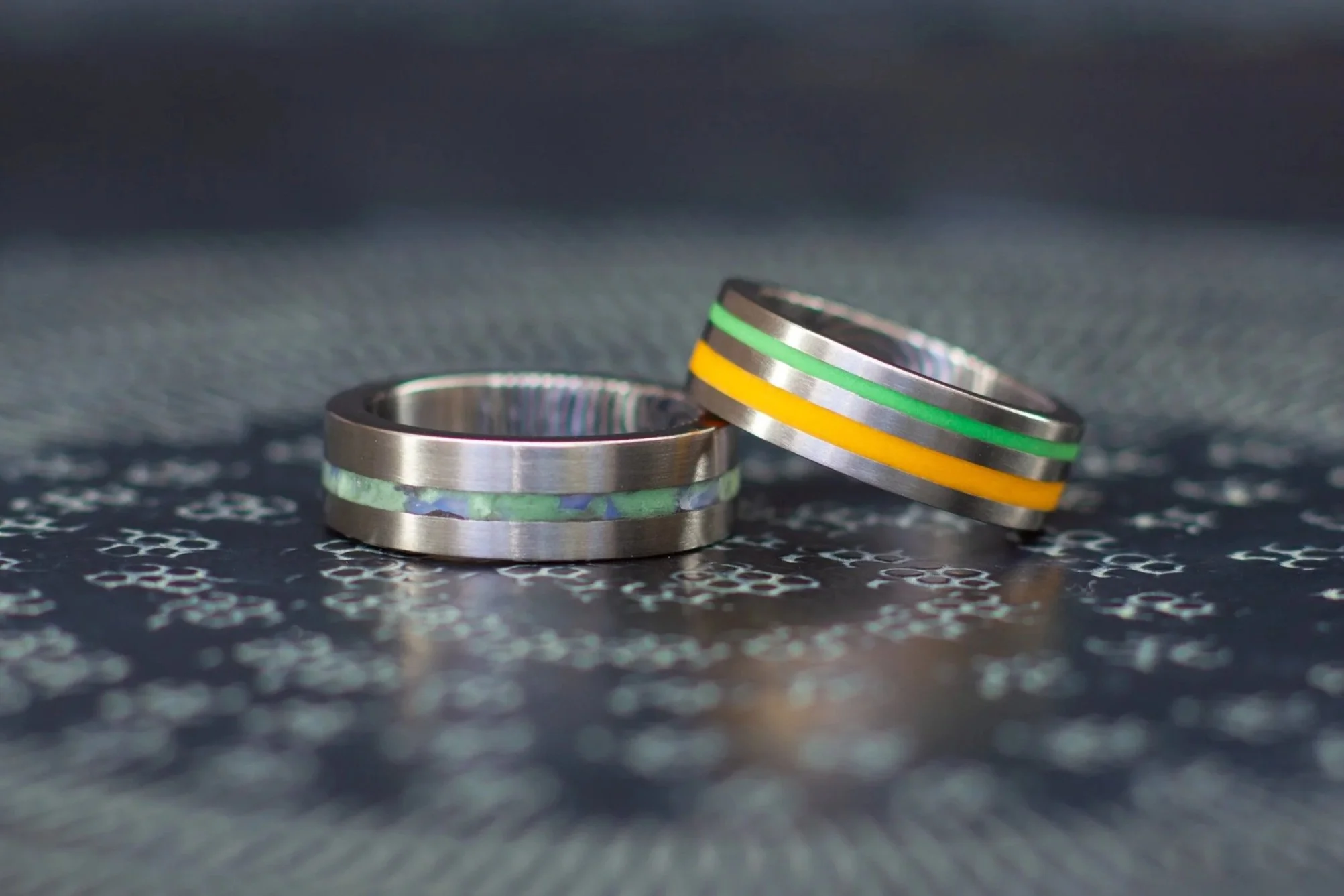 Glow+in+de+dark+trouwringen.+Licht+gevende+ringen%2C+ringen+die+oplichten+in+het+donker.+Glow+in+the+dark+sieraden+3322.jpg