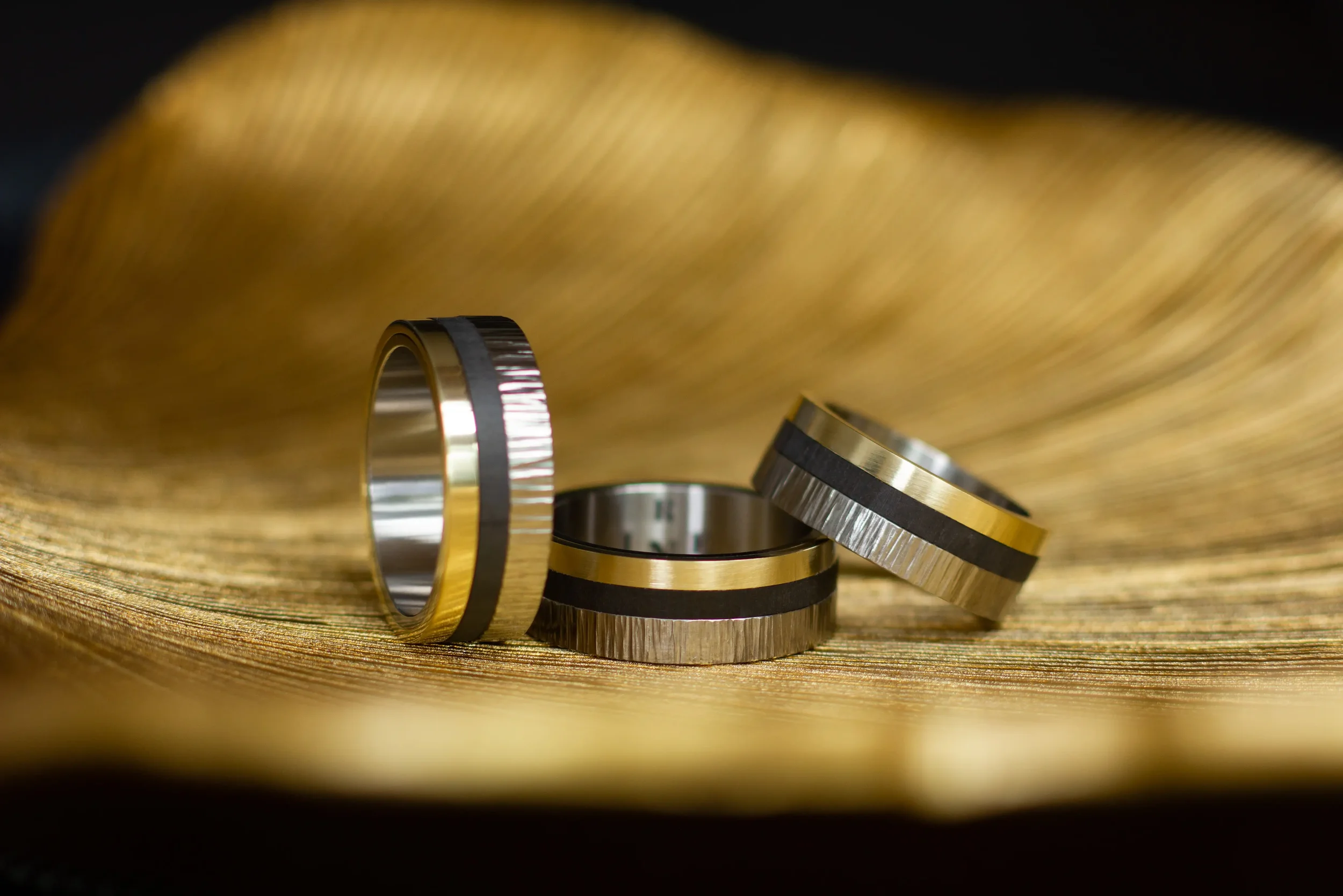 hamerslag ring, Titanium ringen, carbon ringen, design sieraden, unieke trouwringen, bijzondere trouwringen, persoonlijk ringen, geelgouden trouwringen. 882211.webp