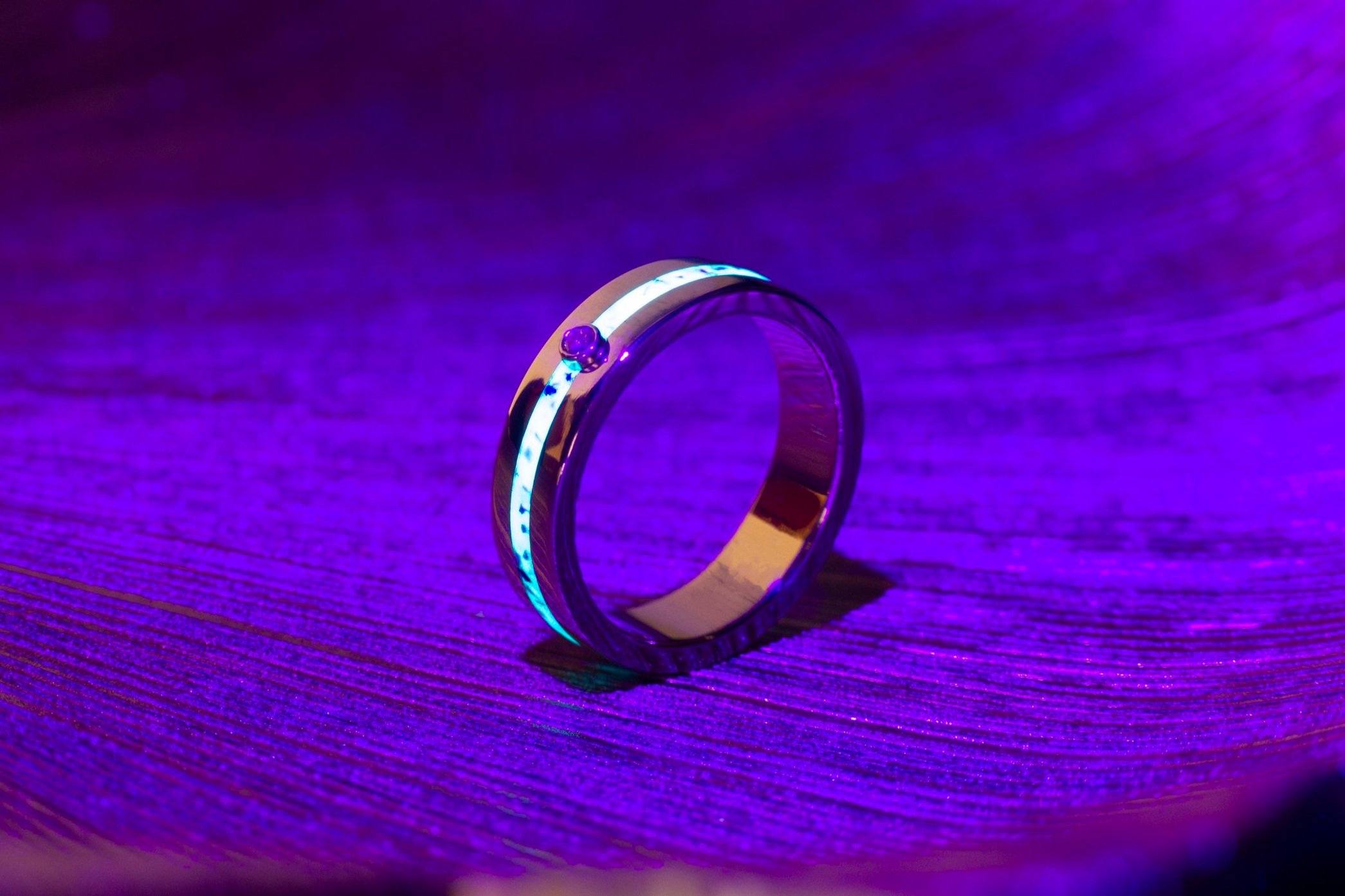 Geelgouden-glow-in-the-dark-ring-Glow-in-the-dark-trouwringen-lichtgevende-trouwringen-bijzonder-unieke-trouwringen-speciale-trouwringen-andere-trouwringen-design-trouwringen-8