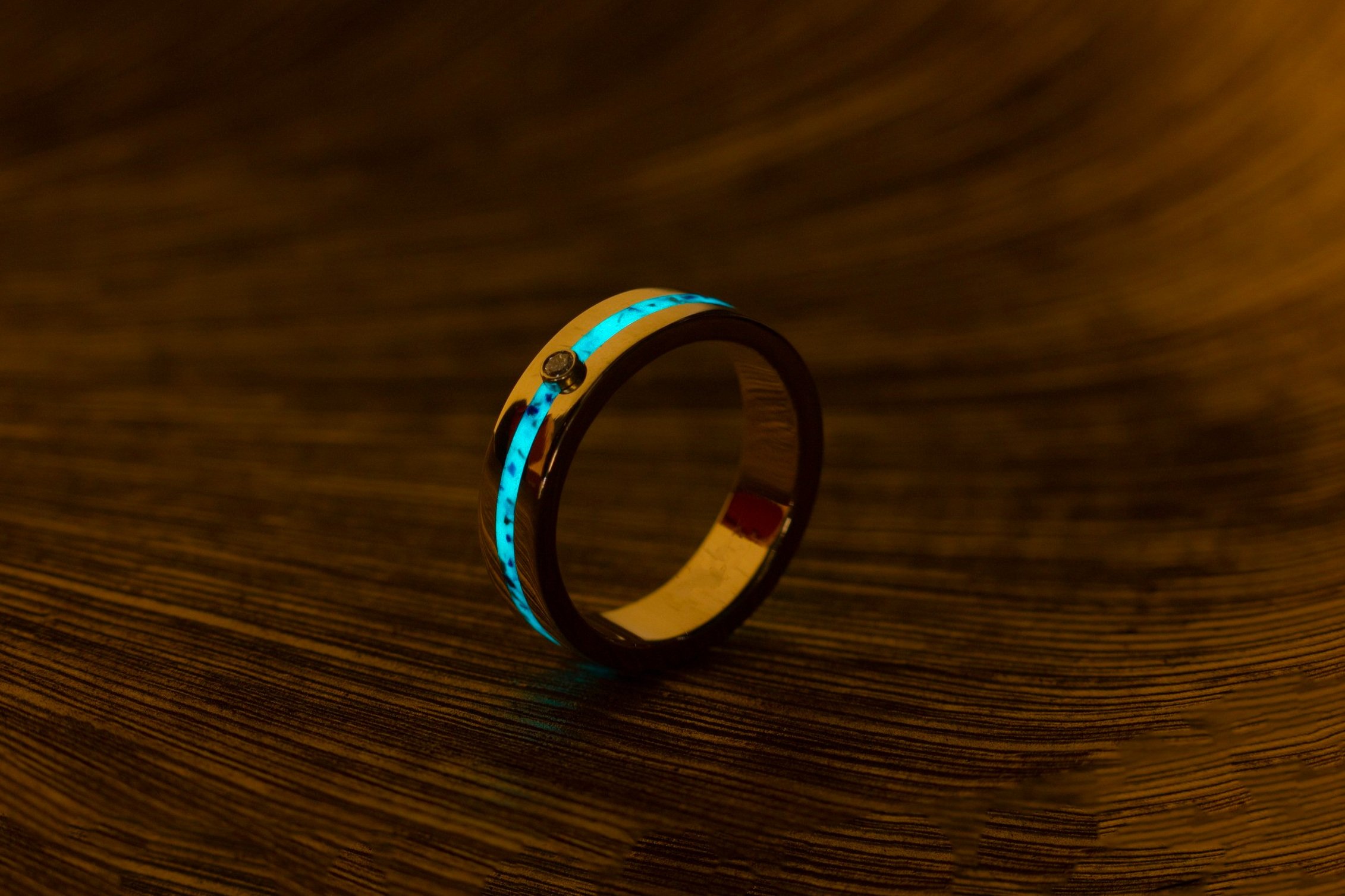 Geelgouden-glow-in-the-dark-ring-Glow-in-the-dark-trouwringen-lichtgevende-trouwringen-bijzonder-unieke-trouwringen-speciale-trouwringen-andere-trouwringen-design-trouwringen-8