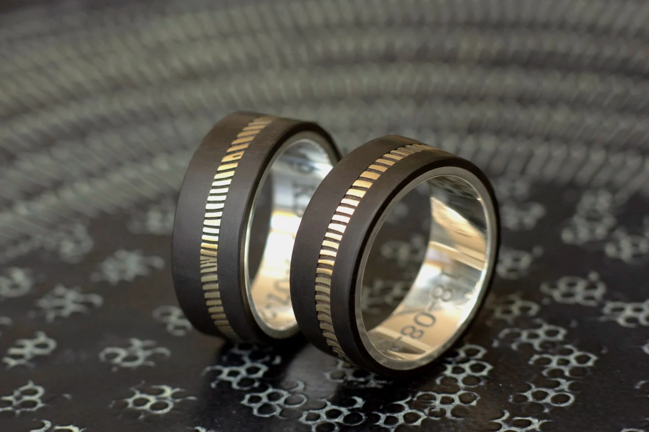 Carbon ring met gouden band en zilveren binnenzijde