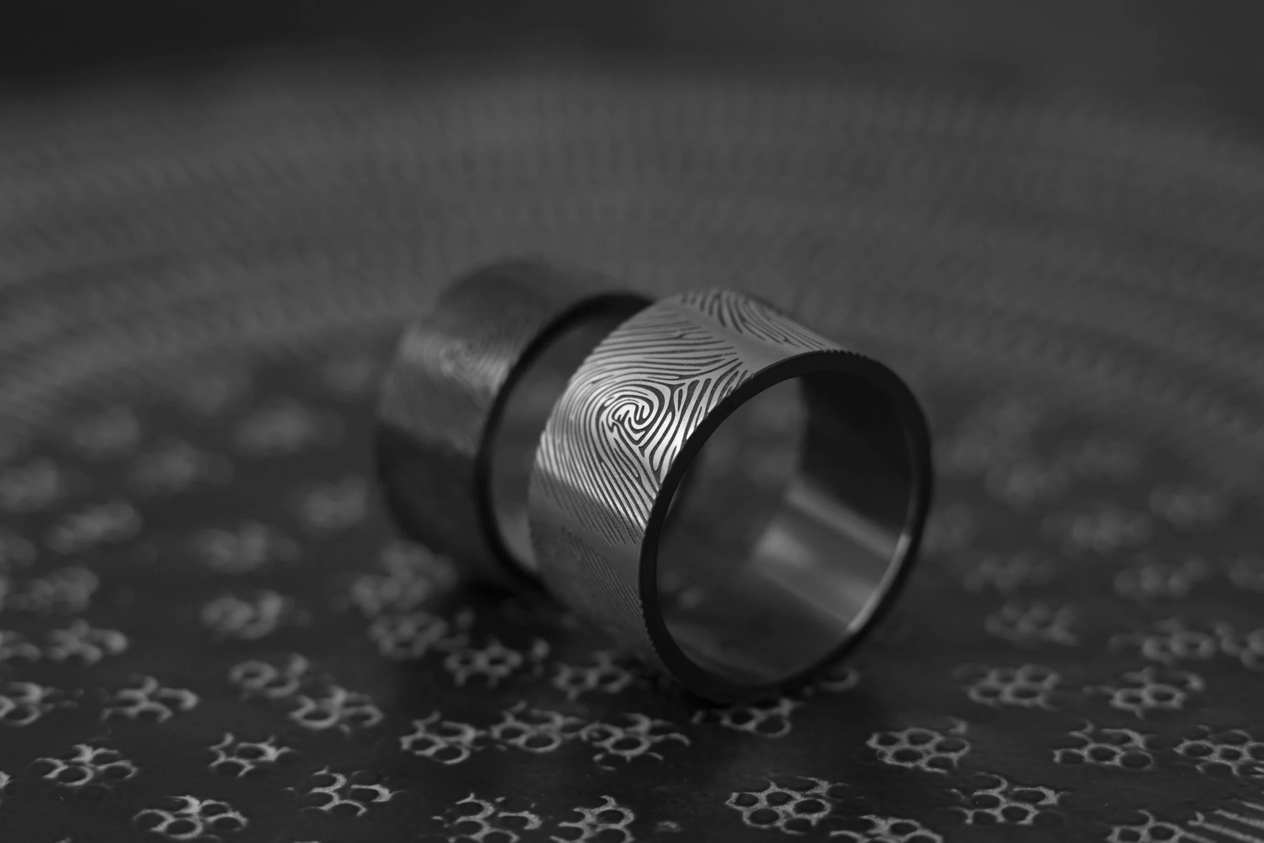 Zwarte-zirkonium-ring-zwarte-trouw-ringen-zwart-witte-ringen