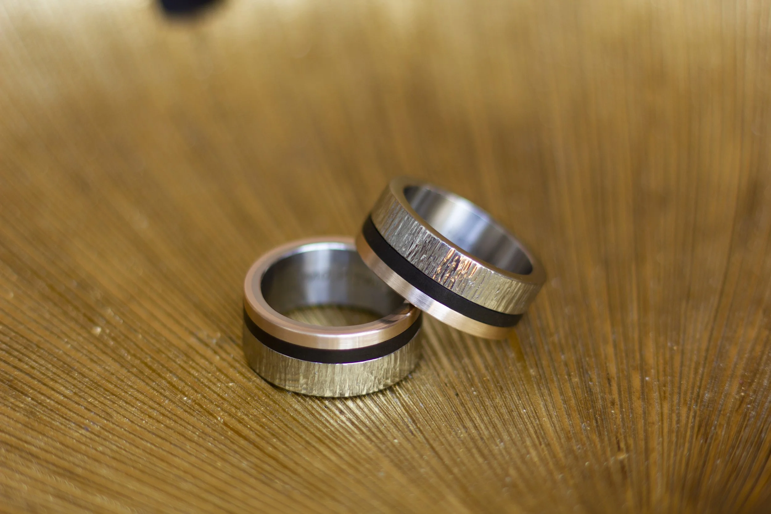 Hamerslag titanium ringen – met carbon band – en hazelnootgoud buitenzijde – uniek handgemaakt – modern en stoer ontwerp – perfecte trouwringen 88 .jpg