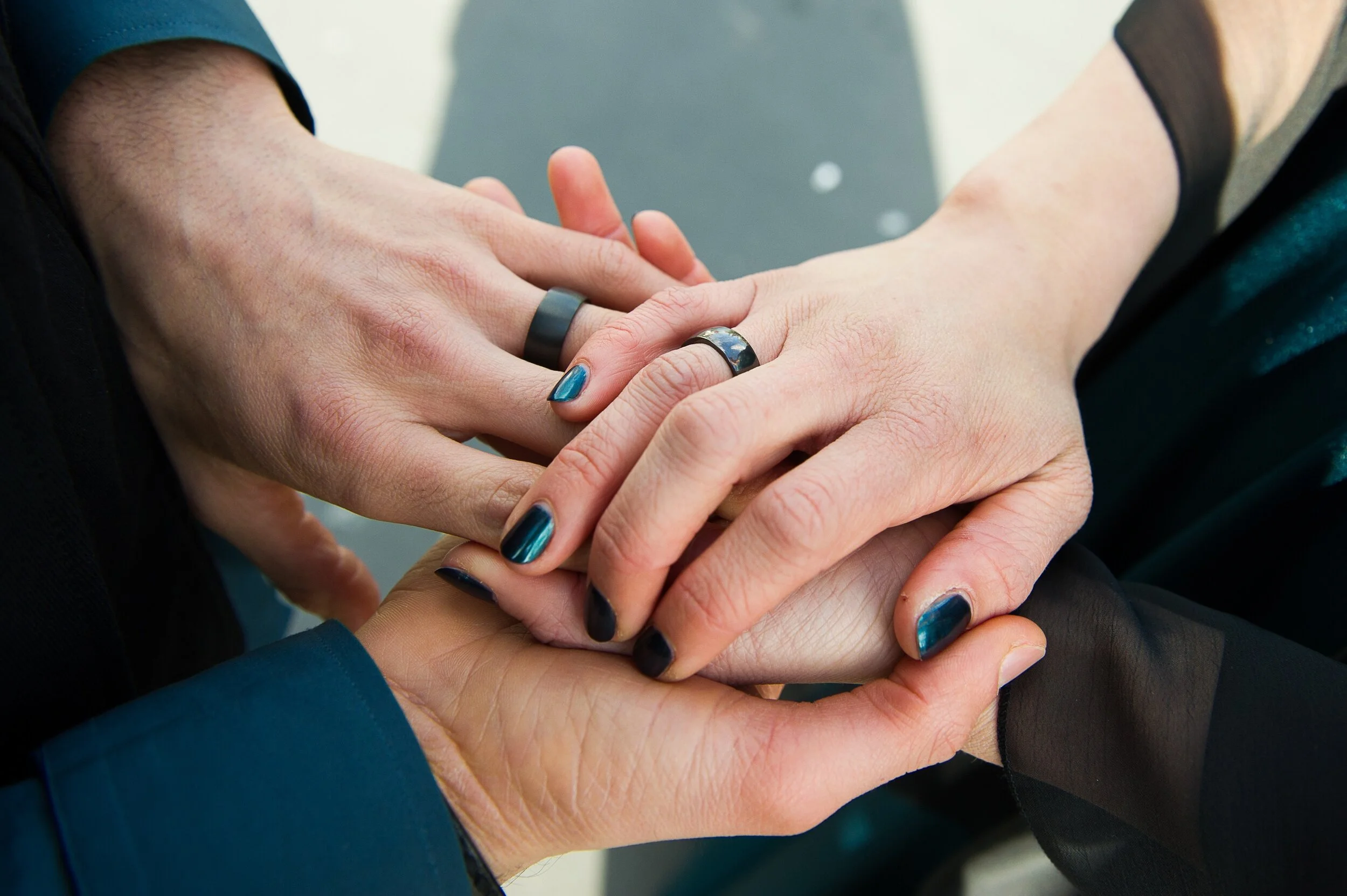 Bekijk deze trouwfoto waarop het bruidspaar hun unieke vingerafdrukringen bewondert, vervaardigd door [Uw Bedrijfsnaam]. Onze handgemaakte ringen, met de vingerafdruk van uw partner, symboliseren de bijzondere band die u deelt. Als specialist in gepe