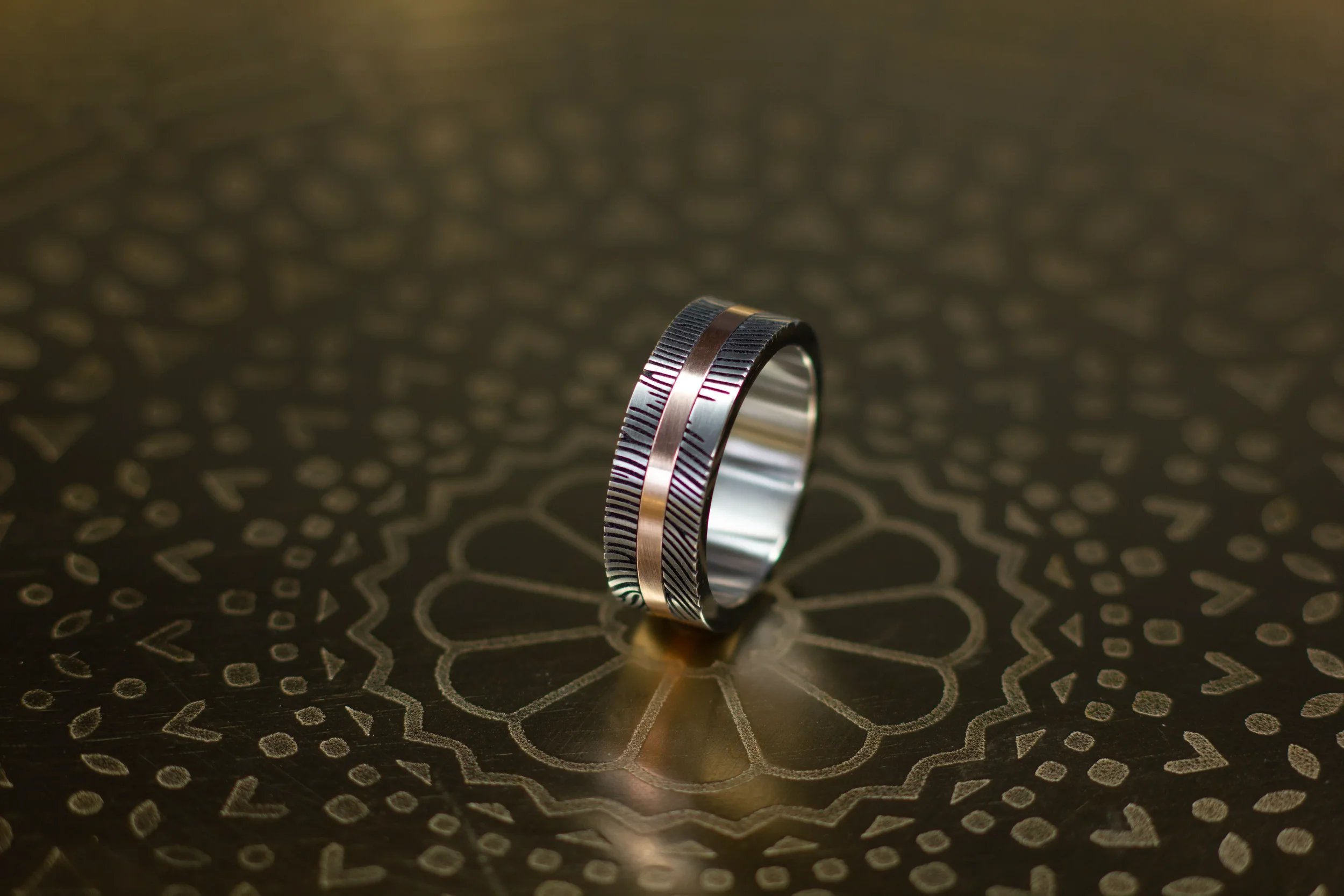 Vingerafdruk ring met gouden band. Rouden vingerafdruk ringen, titanium vingerafdruk ringen. bijzondere trouwringen, speciale trouwringen 33-geconverteerd-van-png.webp