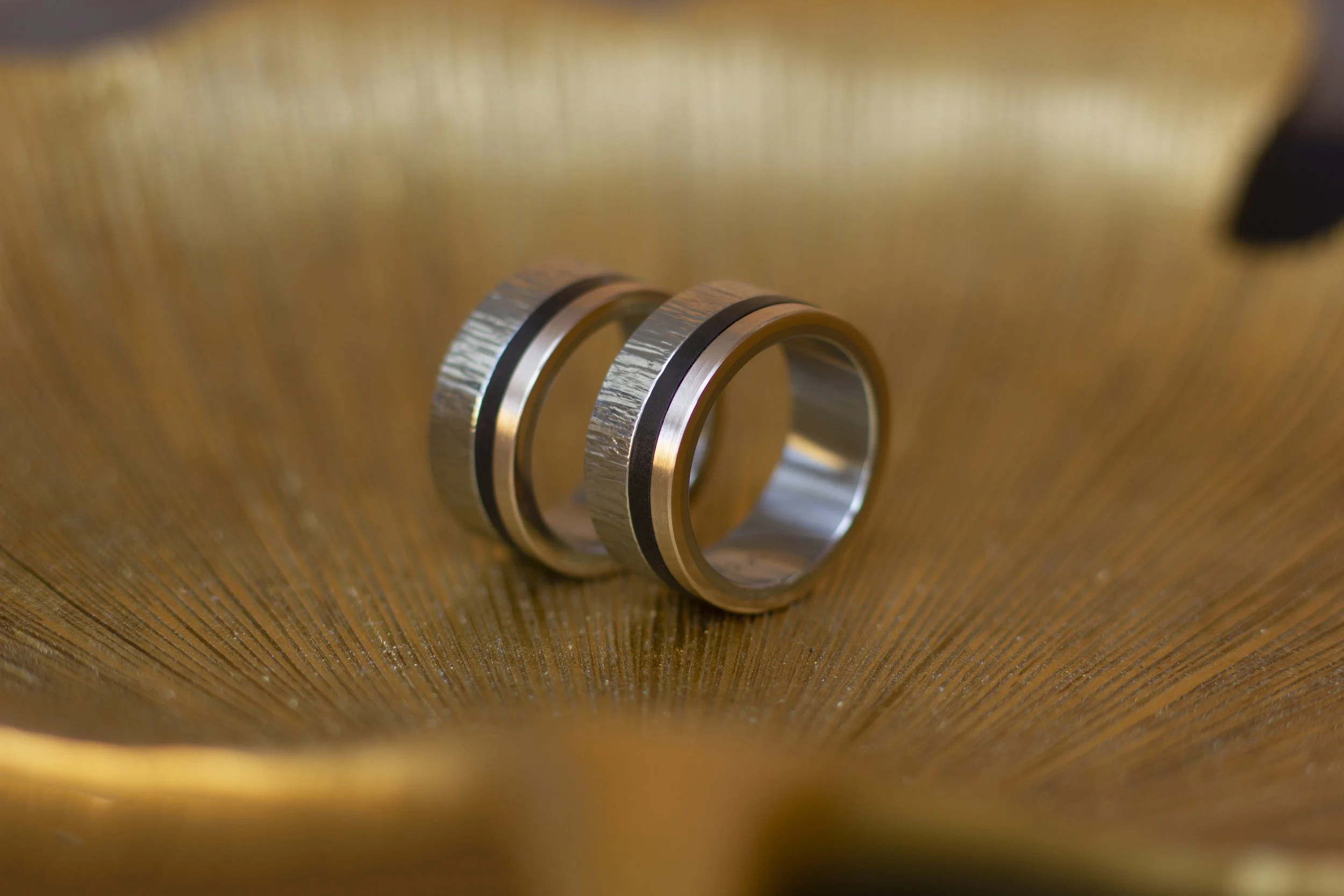 Hamerslag titanium ringen – met carbon band – en hazelnootgoud buitenzijde – uniek handgemaakt – modern en stoer ontwerp – perfecte trouwringen 888.jpg
