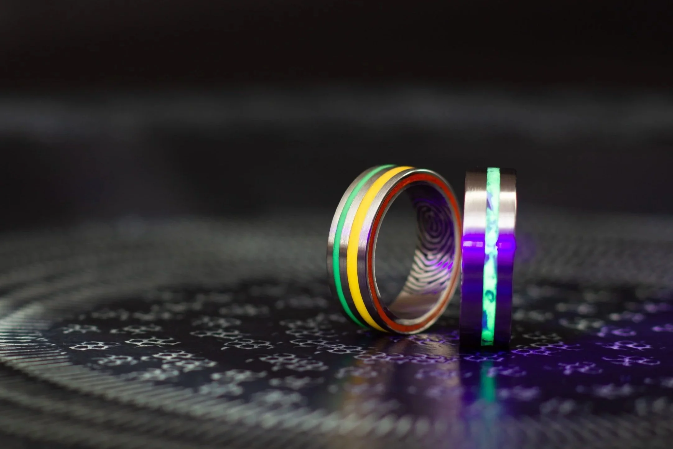Glow+in+de+dark+trouwringen.+Licht+gevende+ringen%2C+ringen+die+oplichten+in+het+donker.+Glow+in+the+dark+sieraden+4488.jpg