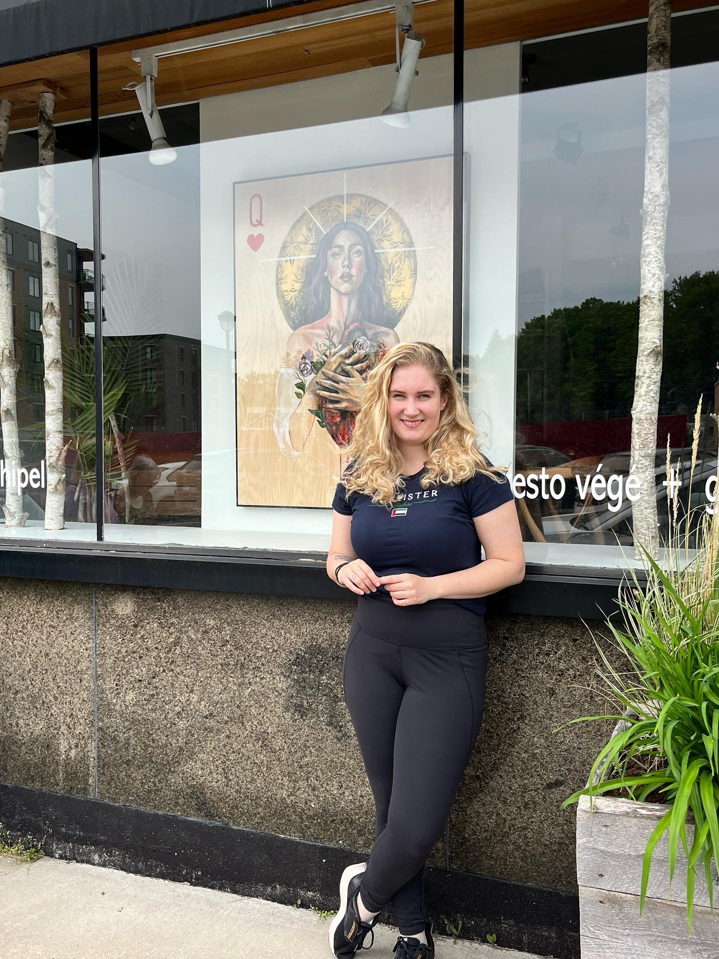 La dame de coeur est expos&eacute;e dans la vitrine de @lilot_resto_vege en attendant le vernissage de La Chasse &agrave; l&rsquo;As le 27 juin prochain au 71 avenue B&eacute;gin, L&eacute;vis! 

Soyez des n&ocirc;tres! 🥰👋🏻