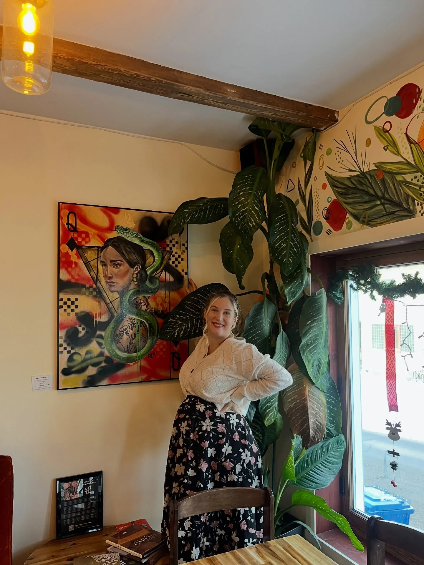 Vent de fra&icirc;cheur au @tambour.cafe ! ❤️
J&rsquo;ai profit&eacute; de la nouvelle ann&eacute;e pour changer quelques &oelig;uvres dans mon caf&eacute; pr&eacute;f&eacute;r&eacute;! 

D&rsquo;ailleurs, saviez-vous pourquoi ce caf&eacute; me tient