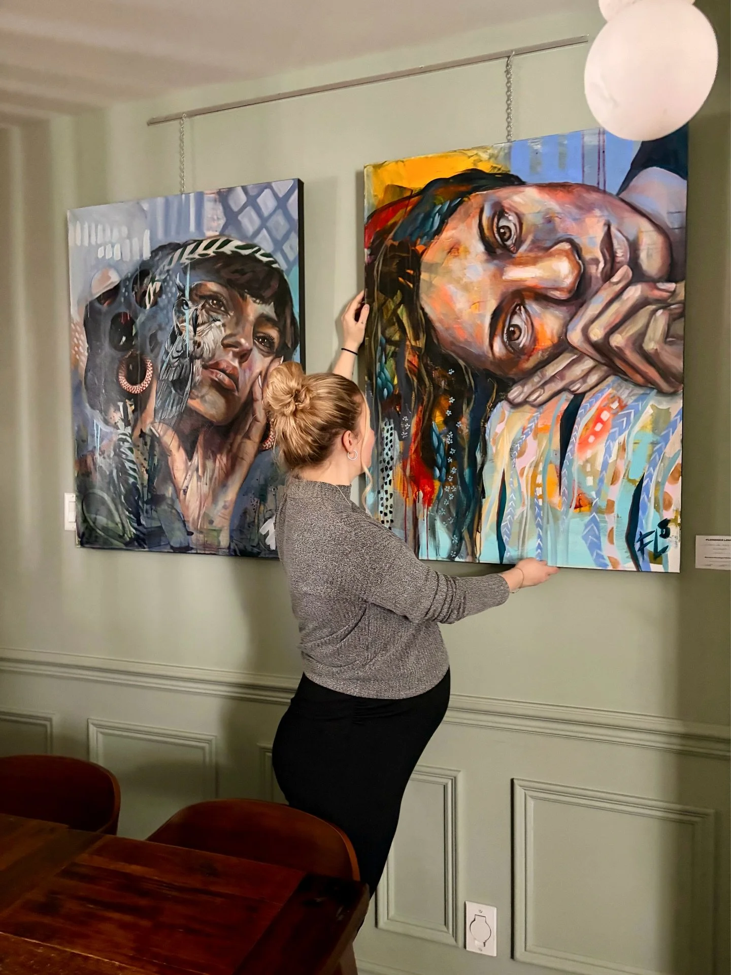 Roulement des &oelig;uvres au @theophile.restaurant ! J&rsquo;en ai profit&eacute; avant d&rsquo;accoucher pour faire voir mes nouvelles &oelig;uvres produites dans les derni&egrave;res semaines &agrave; la client&egrave;le du restaurant 🥰!