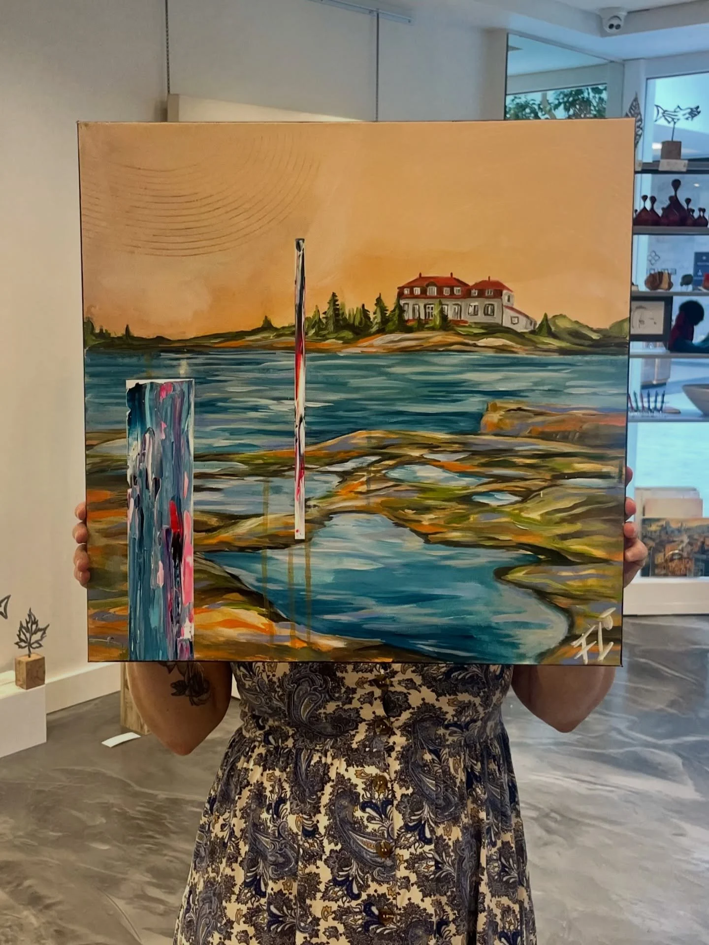 L&agrave; o&ugrave; la C&ocirc;te-Nord respire lentement.
L&rsquo;eau glisse entre les rochers marqu&eacute;s par le temps,
le fleuve garde ses secrets, et la maison veille, solitaire, face &agrave; l&rsquo;immensit&eacute;.

Ici, la nature est pr&ea