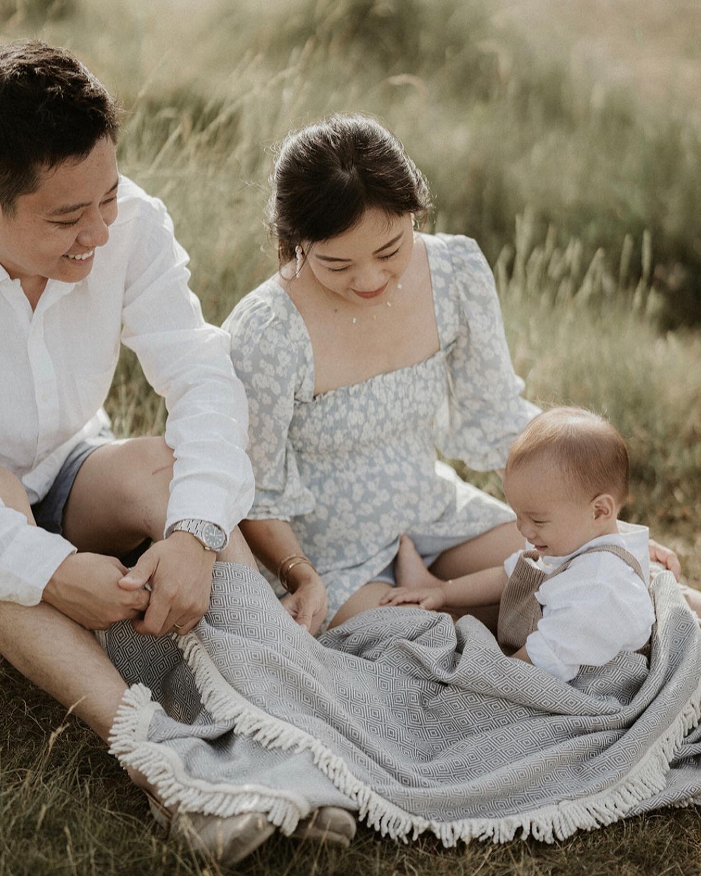 This summer has been jam packed with beautiful family sessions like this heartwarming one 🤍 I&rsquo;m almost going to be quite sad to say goodbye to them whilst autumn starts to roll in&hellip; though, I&rsquo;m also quite excited for hot chocolates