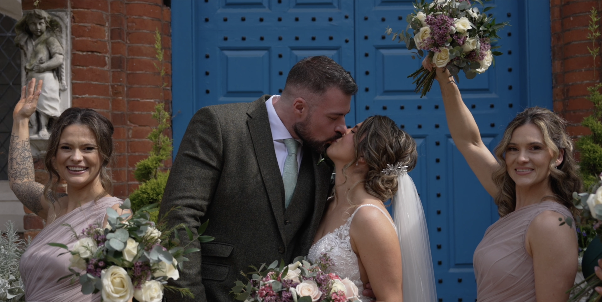Claudia &amp; Andrews Cinematic Wedding at Gosfield Hall Filled with Golden Light and Perfect Moments</span>