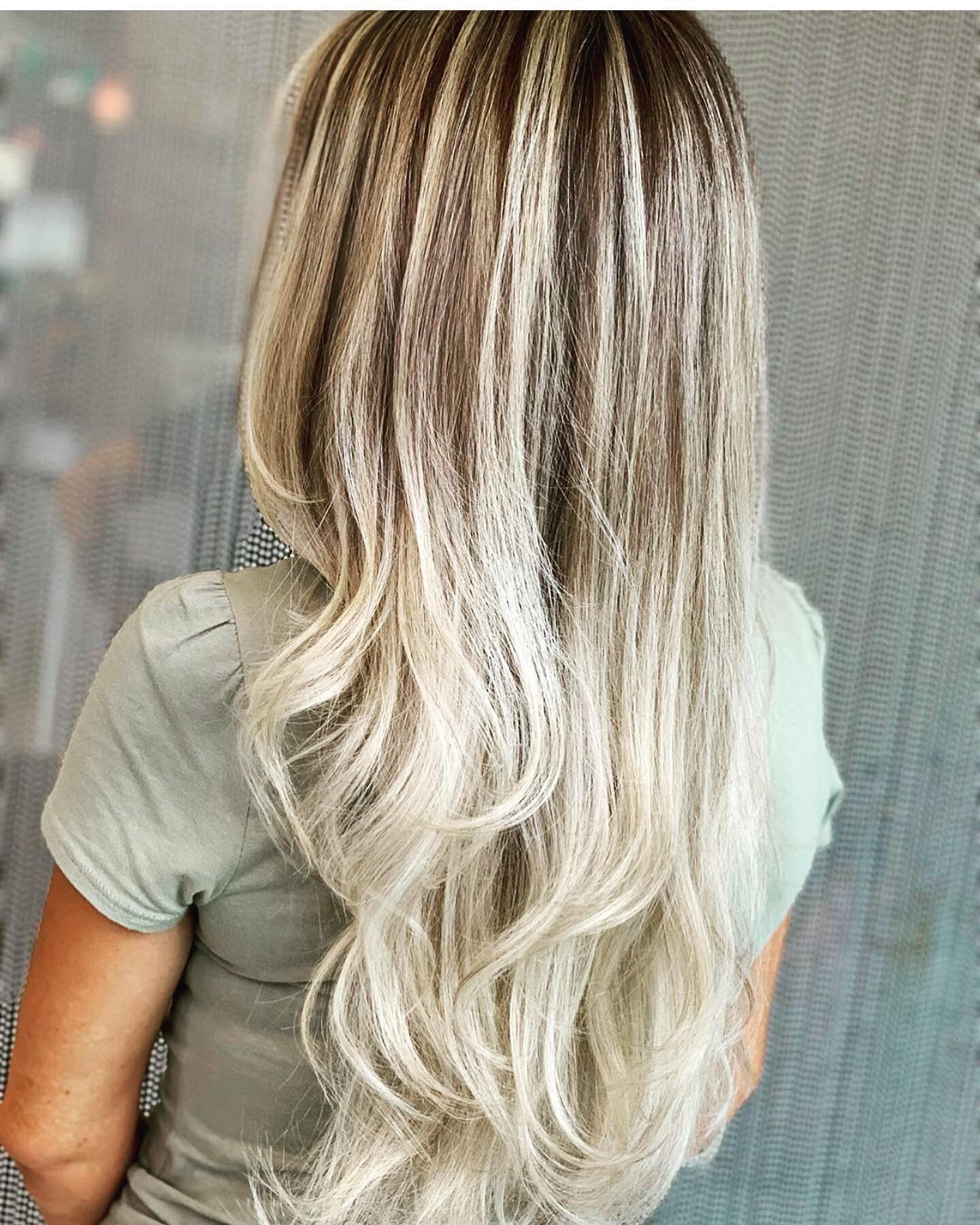 ❄️ Icy Blond ❄️ Artist: @tee_quiles_hair #Blond #IcyBlond #SalonValbona #Hair #Beautiful #Beauty #HairSalon #Highlights