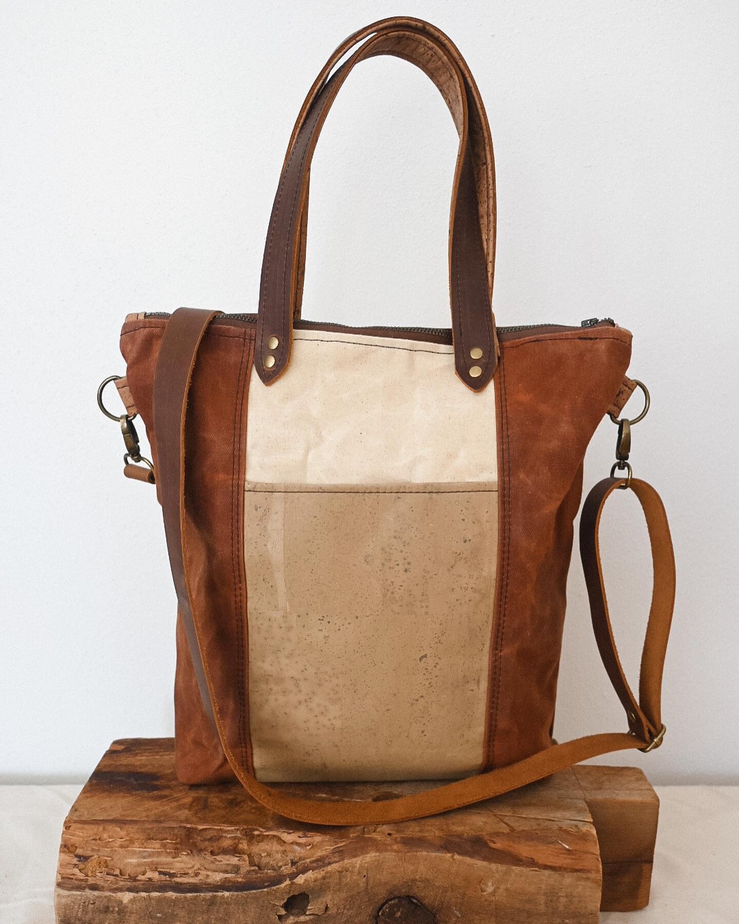 C R O S S B O D Y &bull; TOTE

The perfect bag to take out and about for daily activities and errands. A great &ldquo;in-between&rdquo; size, when you don&rsquo;t want to carry too much, or too little.

This bag features a rich copper and natural wax