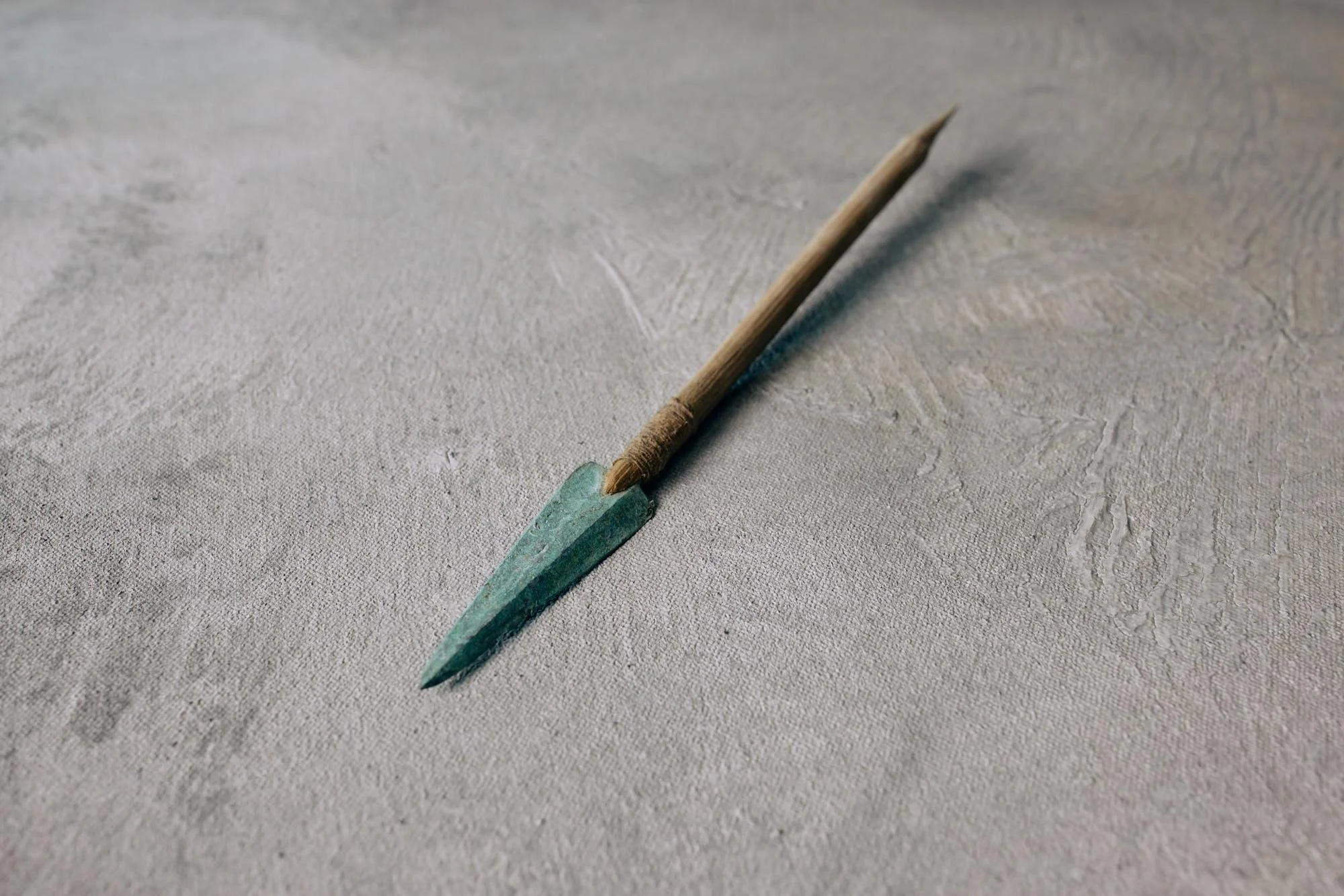 Recovered near Gladstone Lakes in the traditional territories of the Champagne and Aishihik First Nations, this arrow features a native copper end-blade secured with tightly wrapped babiche. Copper does not occur locally in this alpine region, indica