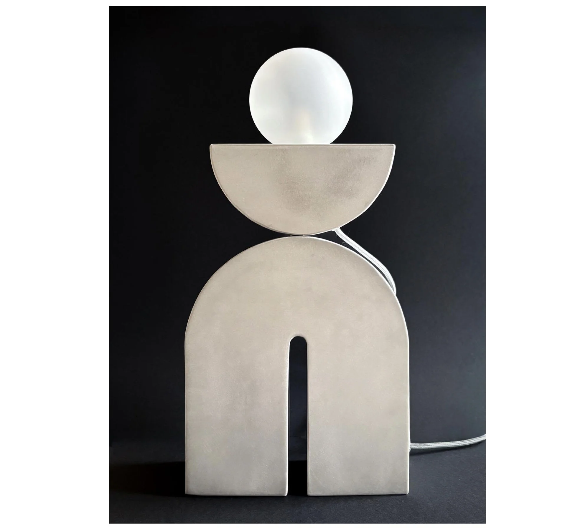 Switch & Match M
Édition limitée/signée en 100 exemplaires.
Aluminium brut vernis soft touch.
Socle: H 28 x L 23 x P 9 cm.
Demi-lune: H 10 x L 20 x P 9 cm.
Abat-jour:  verre poli. Ø 12 cm.
Prix : 1 450 €