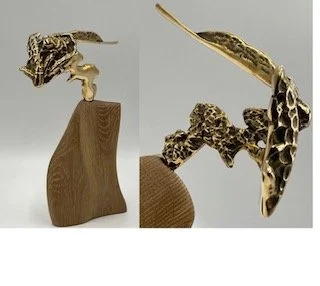 N°84. (2023)
Haut: 27 x Larg: 18 x Prof: 8 cm.
Poids : 1kg 250.
Sculpture abstraite en Bronze Freestyle doré poli sur socle en bois de chêne multiséculaire, sculpté.
Pièce unique 1/1
Prix sur demande 