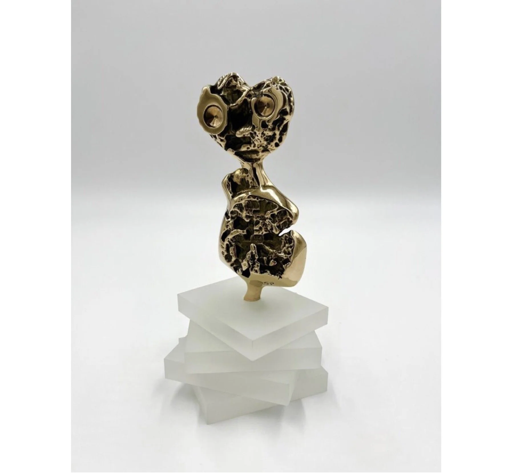 N° 96. (2023)
Hauteur: 20 cm - Largeur: 12 cm. Poids 1150 gr.
Sculpture abstraite en Bronze Freestyle poli doré, sur socle en plexiglass sablé.
Pièce unique.
Prix sur demande.