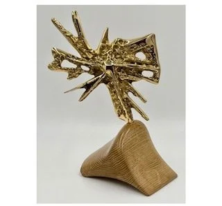 N°86. (2023)
Haut: 29.5 x Larg 24 x Prof : 10 cm.
Poids : 1kg 850.
Bronze Freestyle doré poli sur socle en bois de chêne du XVIIème siècle.
Pièce unique 1/1
Prix sur demande