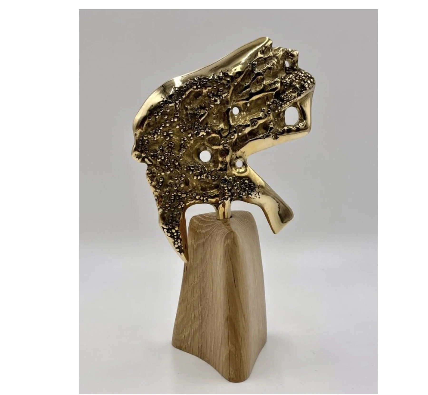 N°88.(2023)
Hauteur: 23 cm-Largeur: 14 cm-Prof: 10 cm. Poids: 1100gr.
Sculpture abstraite en Bronze Freestyle doré poli sur socle sculpté en bois de chêne du XVIIe siècle.
Pièce unique.
Prix sur demande. 