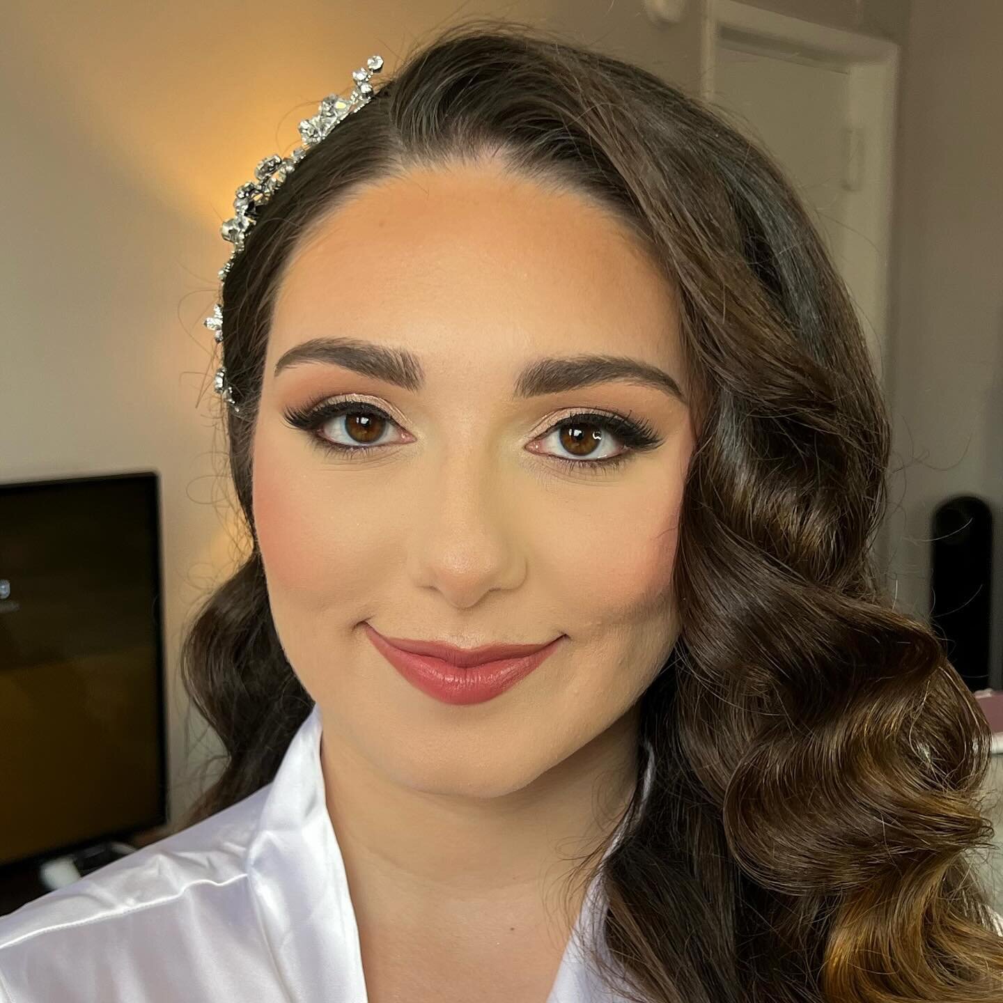 My 1st beautiful bride of 2024, Nicole! Thank you so much for choosing me to be a part of your wedding day 🤍 Congratulations to you &amp; Michael @nicole_10019 💍 

Swipe to view the Before &amp; After 💄 

Makeup by me 
Hair by @hairby_jessied 

#n