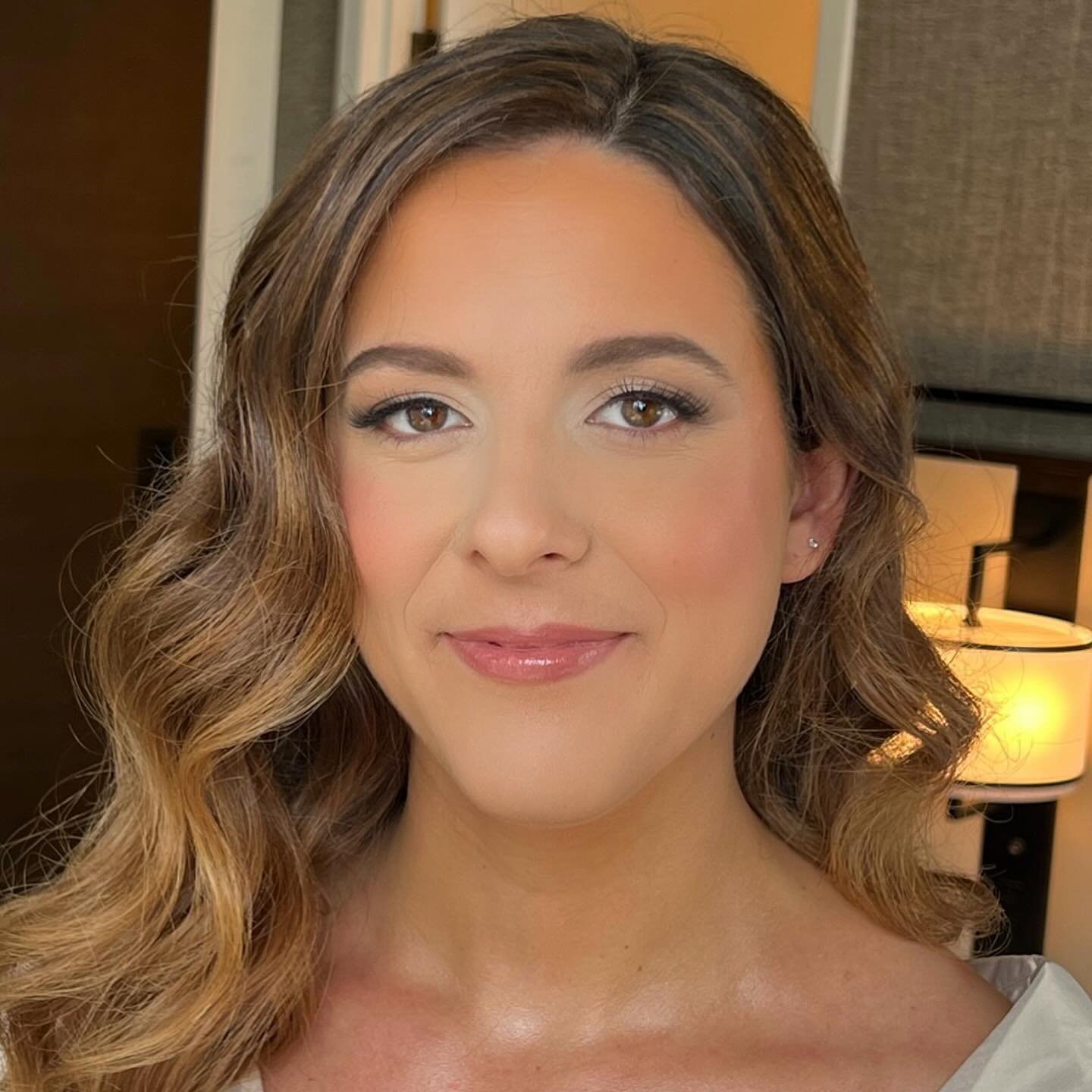 As wedding season begins, I&rsquo;ve been getting a lot of requests for more MOB &amp; MOH inspiration pictures! I hear you 🫶🏻 I loved this natural, elegant MOH look on Kimberly from Adrienne&rsquo;s wedding last year! We achieved this look with in