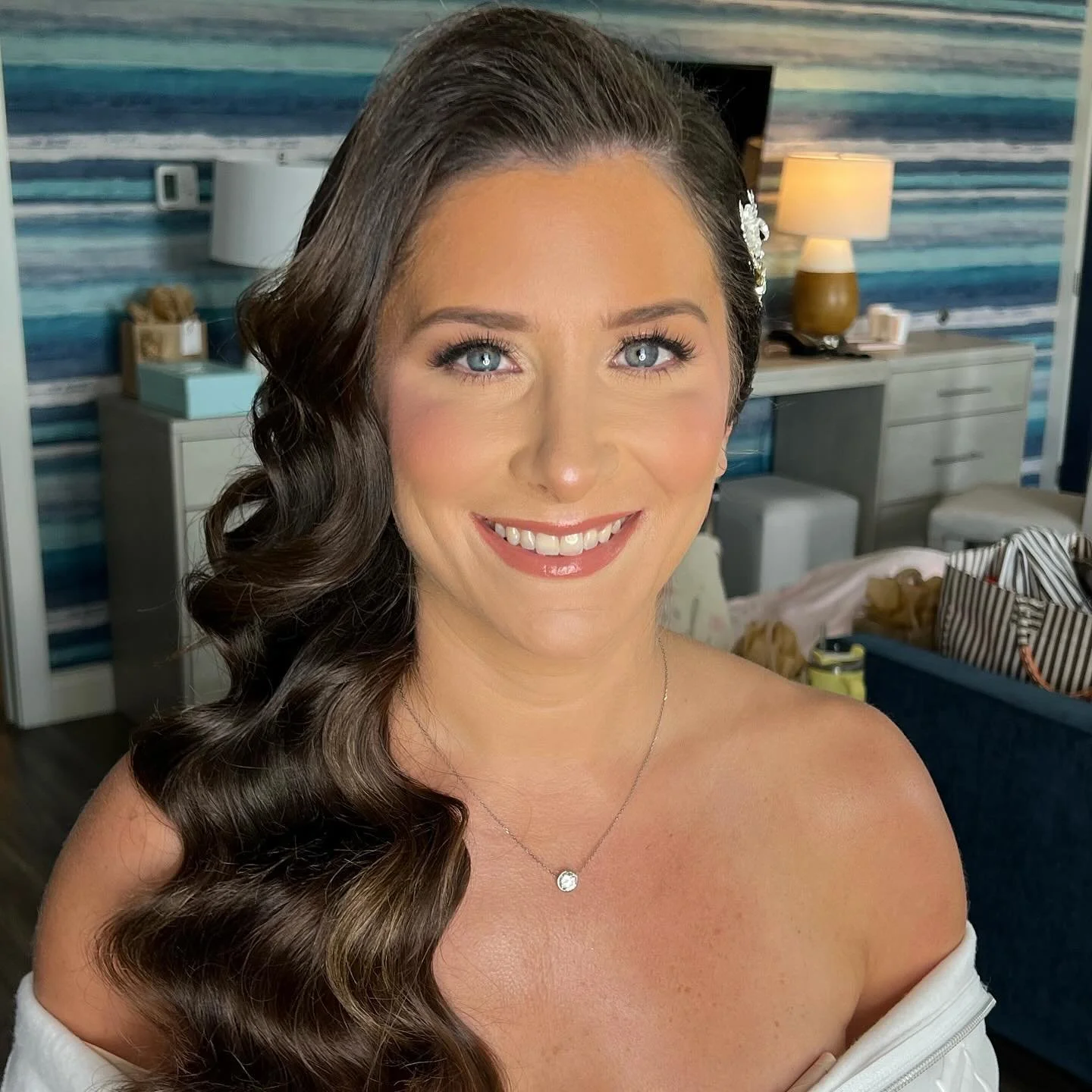 A timeless look while enhancing Natalie&rsquo;s features ✨ I&rsquo;m so appreciative that my October bride, Natalie, entrusted me without a trial 🤍 Congratulations again, beautiful! @dizzi_d0zzi_ 

Makeup by me 
Hair by @bridesbysette 
Venue @hotell