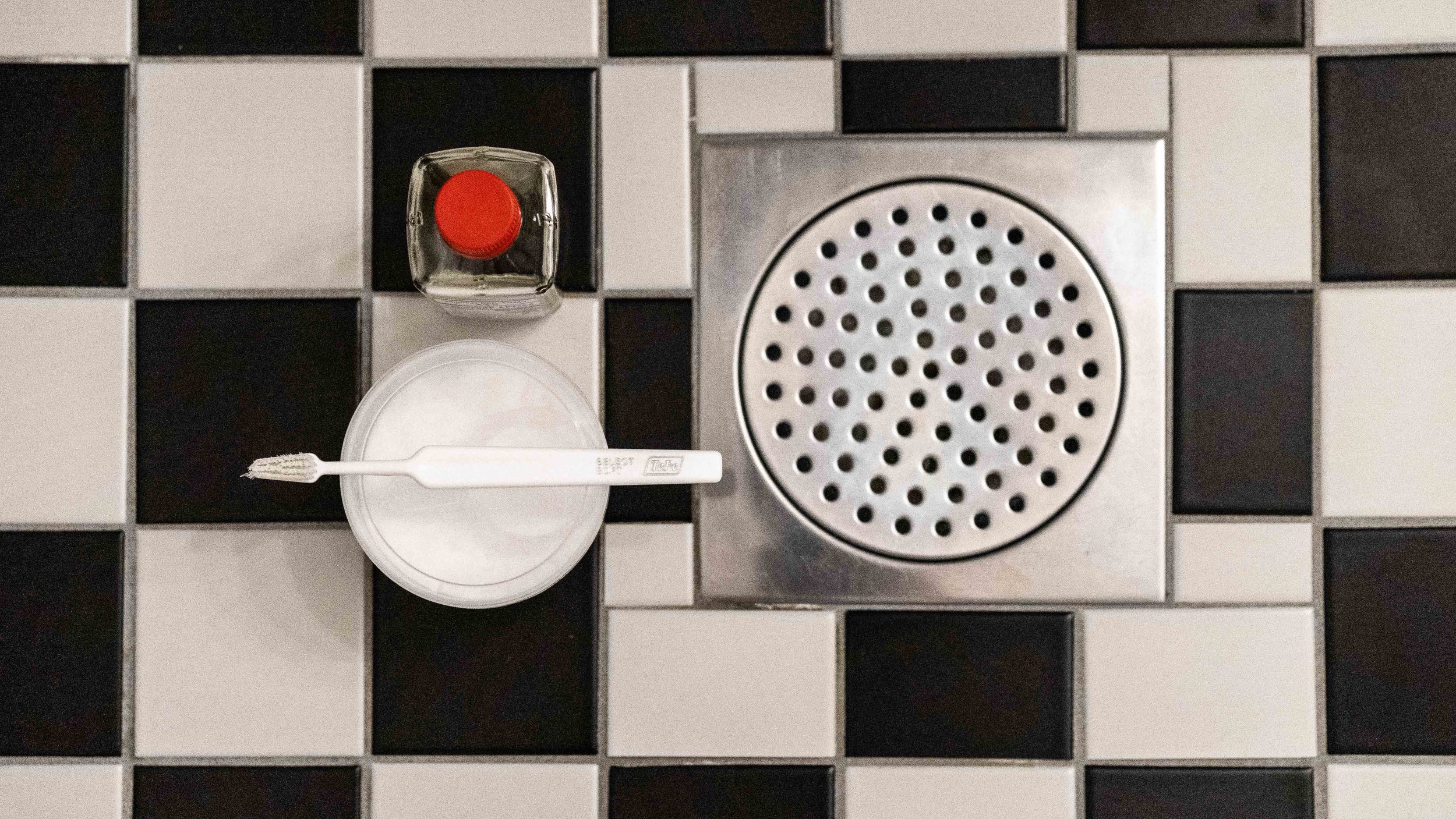 Cleaning bathroom drain with vinegar and bicarb
