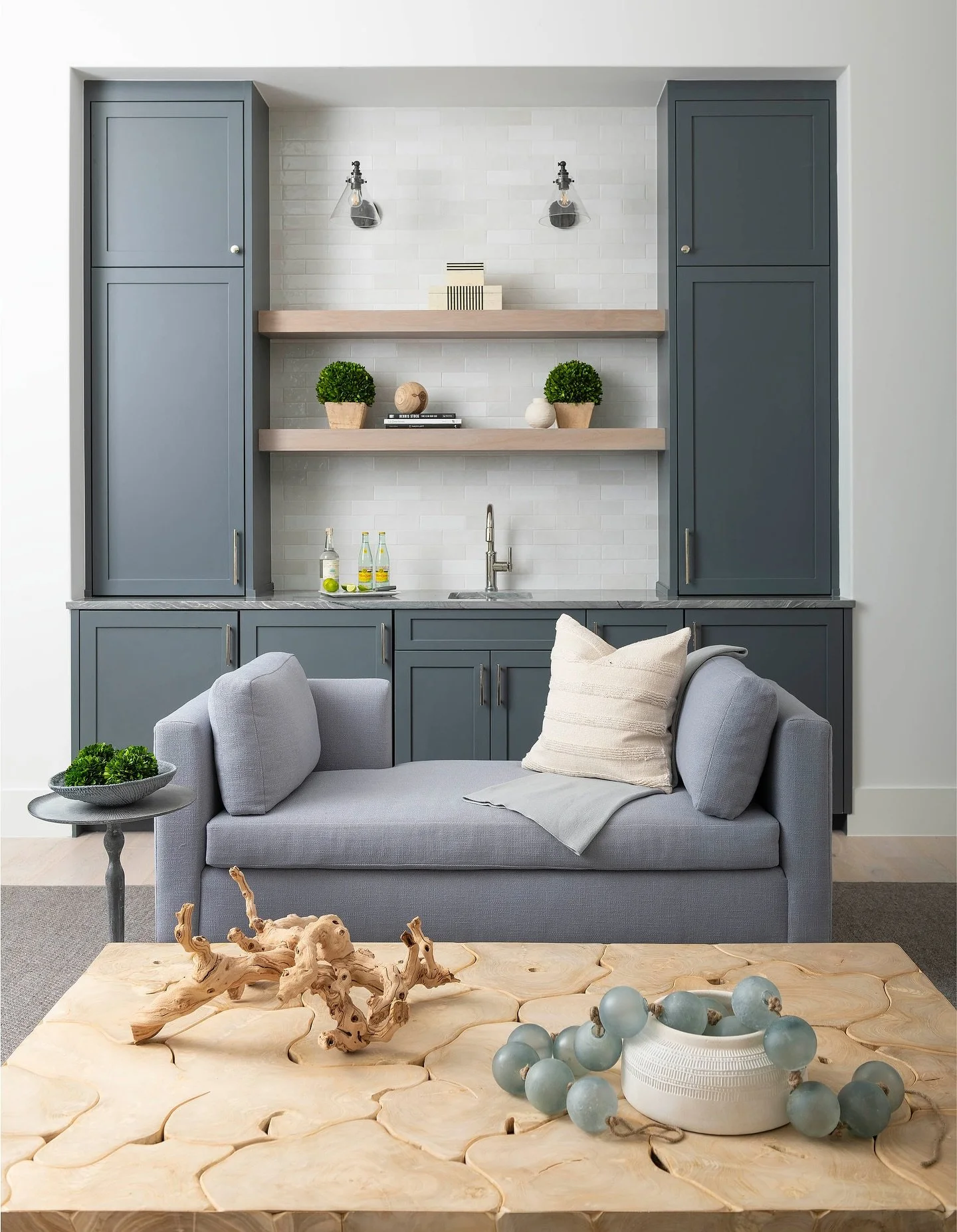 Shelf Esteem 😉

📸 piassickphoto

#poppymcgough #pmdh  #interiordesign #residentialdesign #dallasdesigners #bar