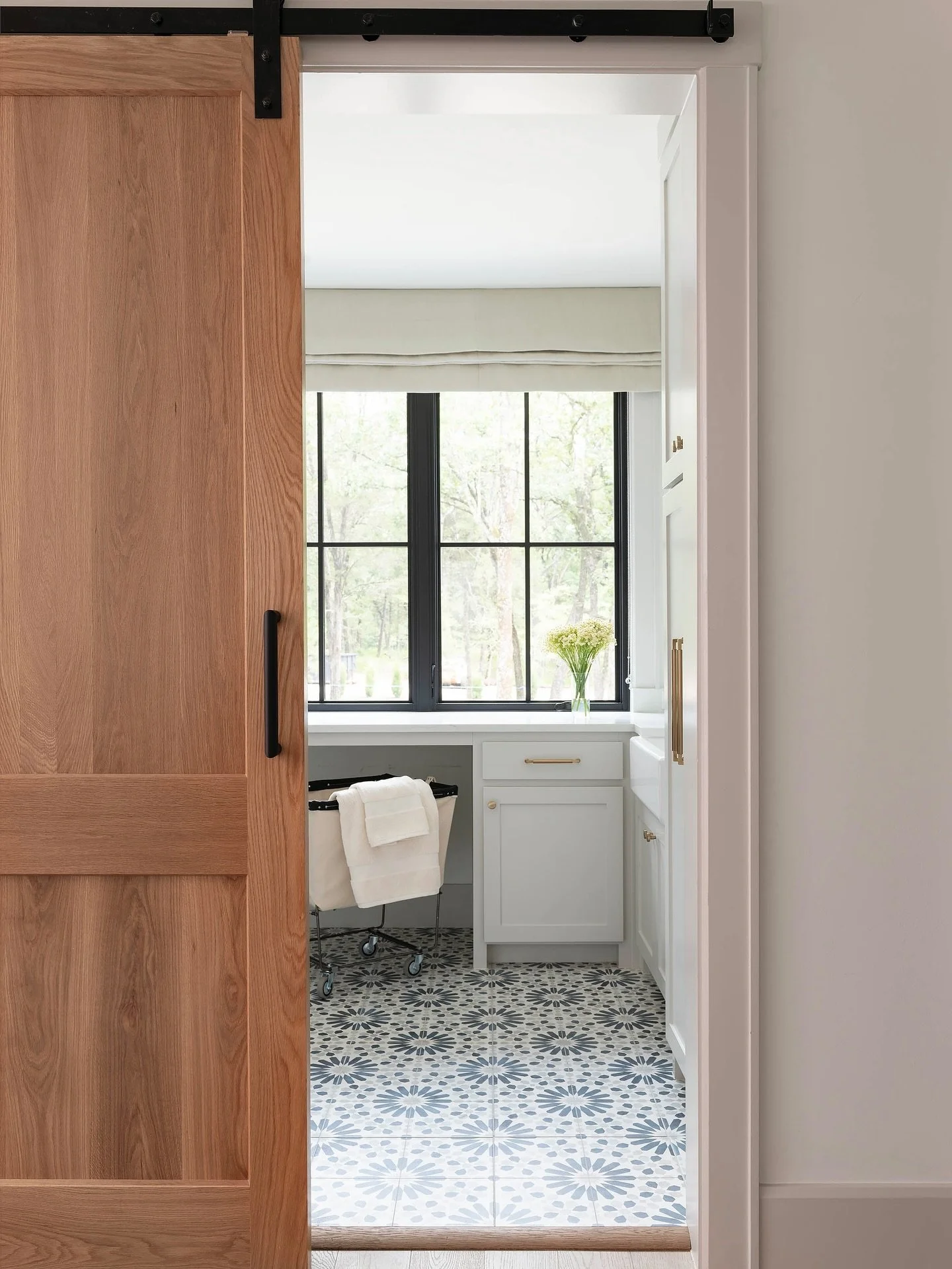 With a view like this, laundry doesn&rsquo;t seem like such a chore! 🫧

📸 piassickphoto

#poppymcgough #pmdh  #interiordesign #residentialdesign #dallasdesigners #lakehouse #laundryroom