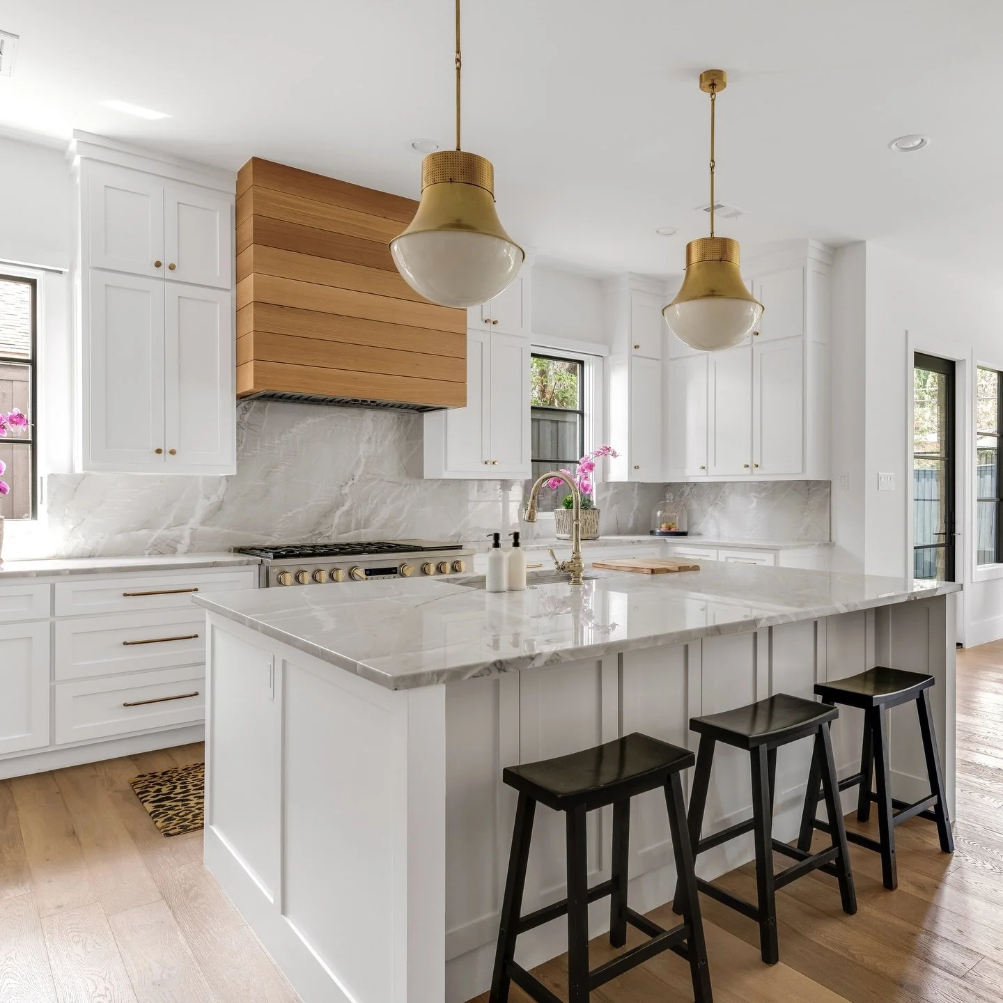 No winter blues here&hellip;. On kitchen island time! 🏝️

📸 Costa Christ
🛠️ Conifer Homes