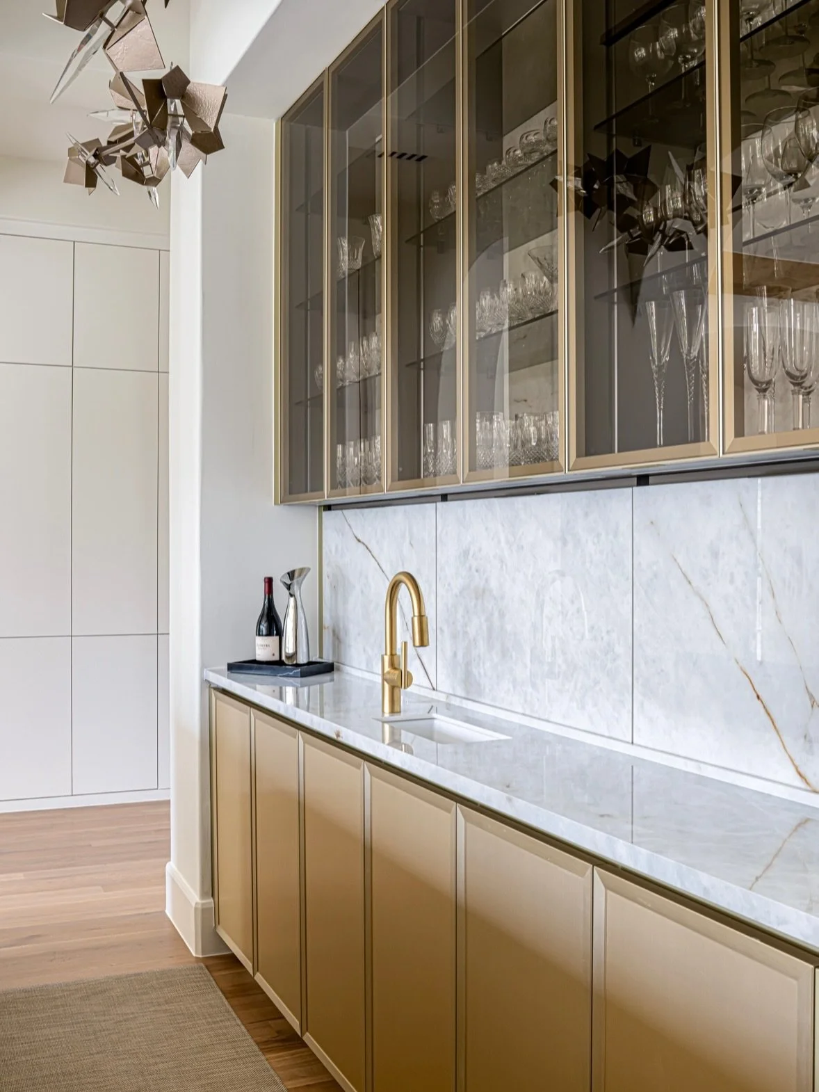 Now you see me, now you don&rsquo;t.✨ These satin brass cabinets are so dreamy&hellip;.. and who doesn&rsquo;t love a little hidden storage. 

📸 Costa Christ
🛠️ Robert Elliott Custom Homes 
🪚 Doca Cabinets &amp; The Kitchen Source